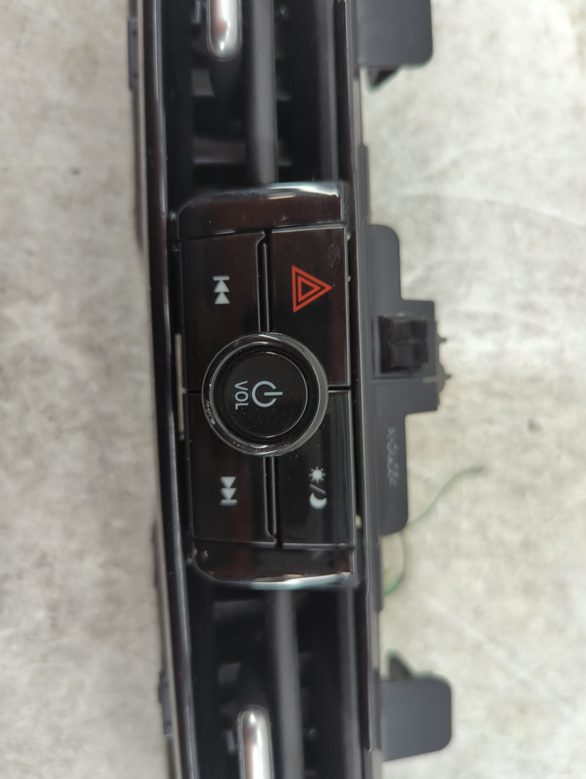 2025 Nissan Kicks Radio AM FM Cd Player Receiver Replacement P/N:253917LA2A Fits OEM Used Auto Parts - Oemusedautoparts1.com