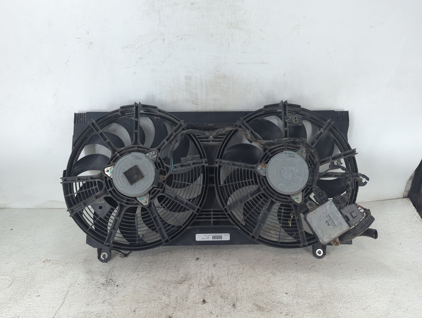 2017-2021 Nissan Leaf Electric Radiator Cooling Fan Motor Assembly P/N:21481 5SA0B Fits Fits 2017 2018 2019 2020 2021 OEM Us