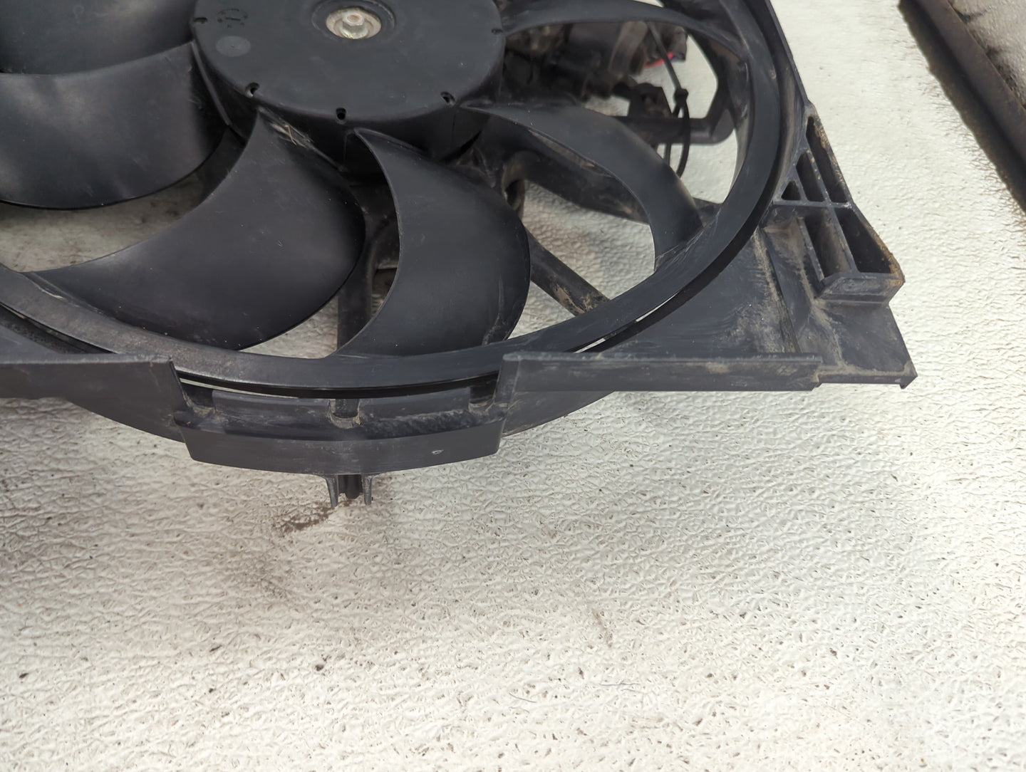 2017-2021 Nissan Leaf Electric Radiator Cooling Fan Motor Assembly P/N:21481 5SA0B Fits Fits 2017 2018 2019 2020 2021 OEM Us