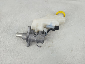 compare product 2022-2022 Nissan Sentra Brake Master Cylinder 1221031