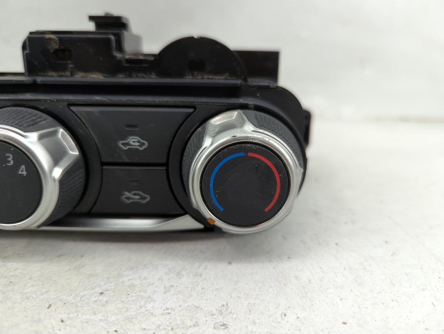 2025 Nissan Versa Climate Control Module Temperature AC/Heater Replacement P/N:T669216 A Fits OEM Used Auto Parts - Oemuseda