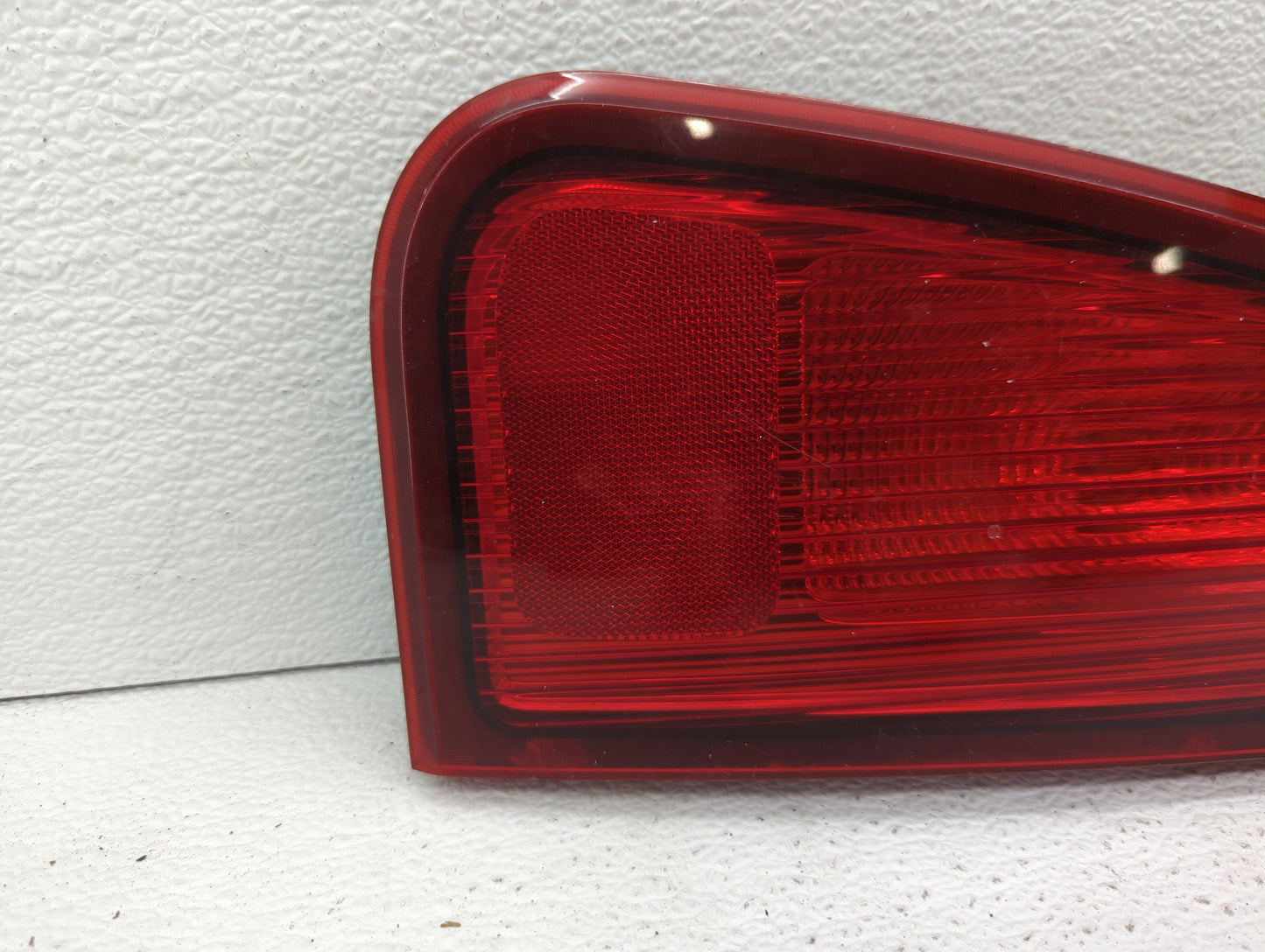 2003 Lincoln Navigator Tail Light Assembly Passenger Right OEM P/N:44ZG-11115 2L7X-13404-B, FR491-BUWE4-BH, 2L7X-13B504-A Fits OEM Used Auto Parts - Oemusedautoparts1.com