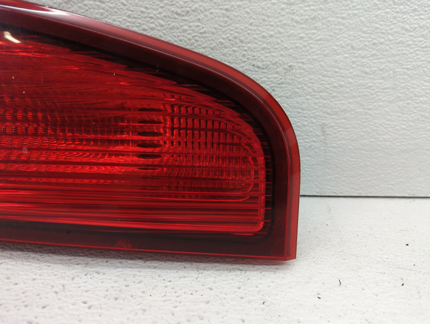 2003 Lincoln Navigator Tail Light Assembly Passenger Right OEM P/N:44ZG-11115 2L7X-13404-B, FR491-BUWE4-BH, 2L7X-13B504-A Fits OEM Used Auto Parts - Oemusedautoparts1.com