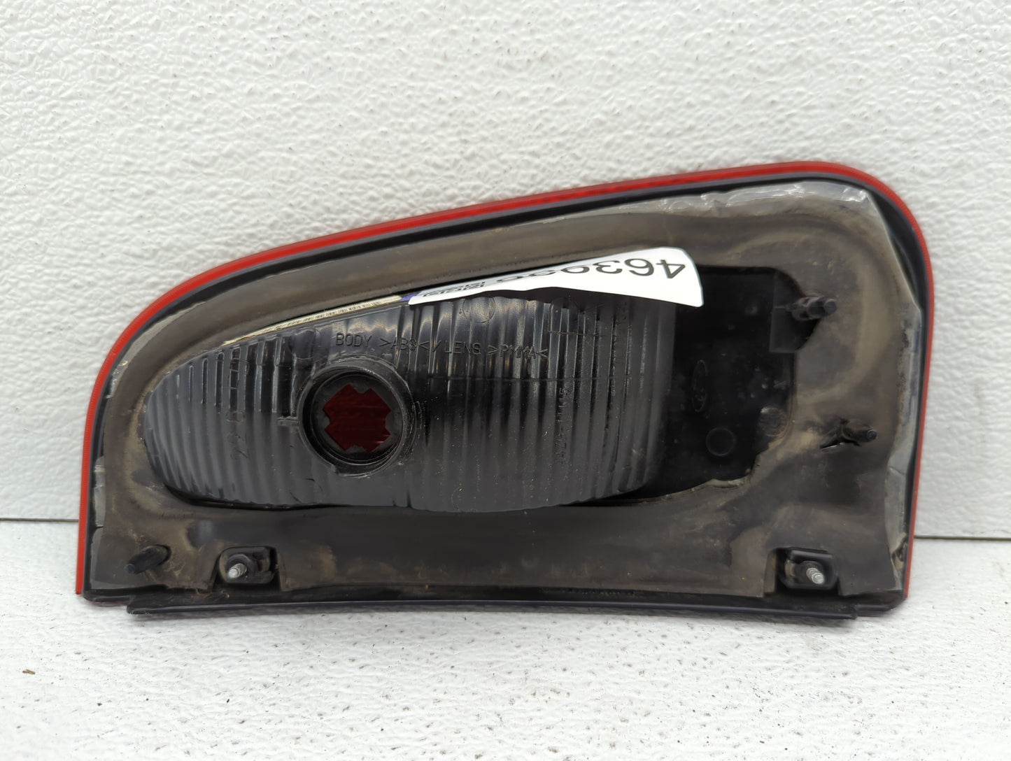 2003 Lincoln Navigator Tail Light Assembly Passenger Right OEM P/N:44ZG-11115 2L7X-13404-B, FR491-BUWE4-BH, 2L7X-13B504-A Fits OEM Used Auto Parts - Oemusedautoparts1.com