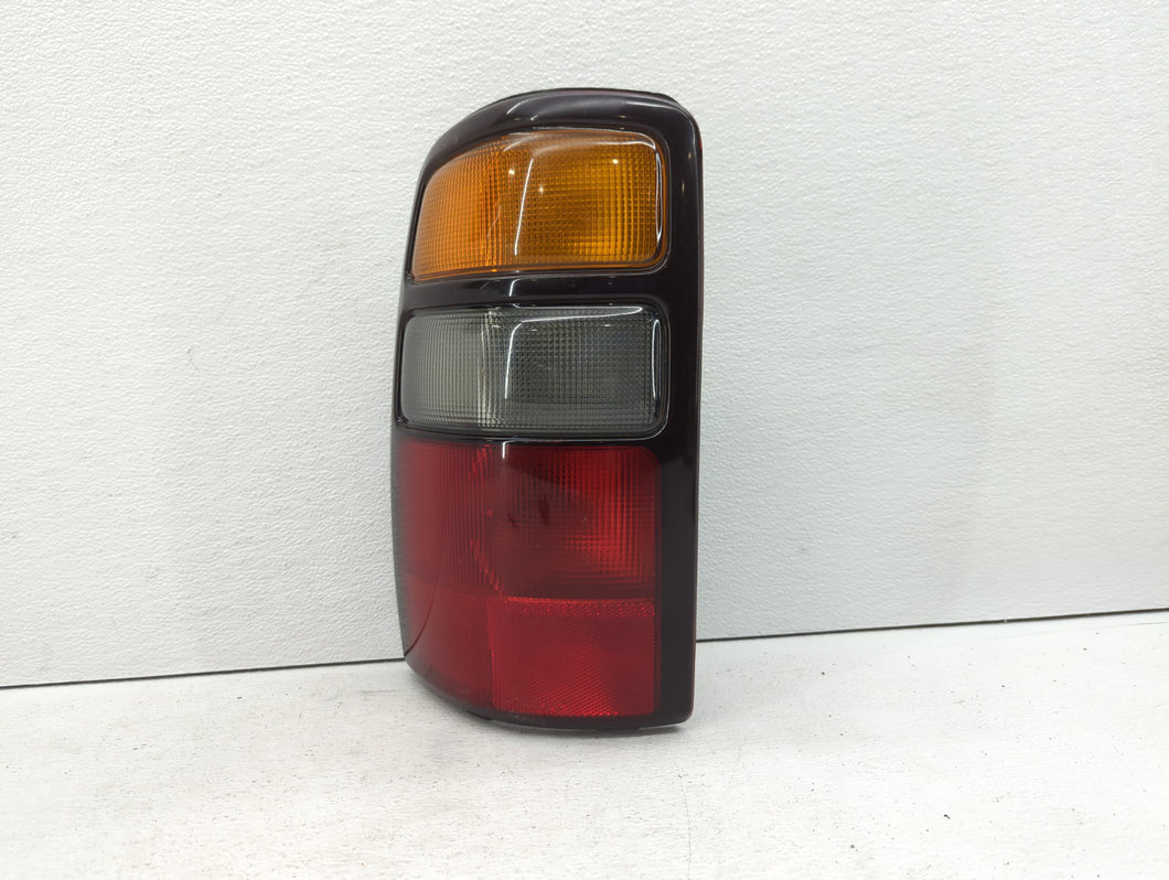 2004-2006 Gmc Yukon Xl Tail Light Assembly Driver Left OEM P/N:16525375 15113217, 15224181 Fits Fits 2004 2005 2006 OEM Used Auto Parts