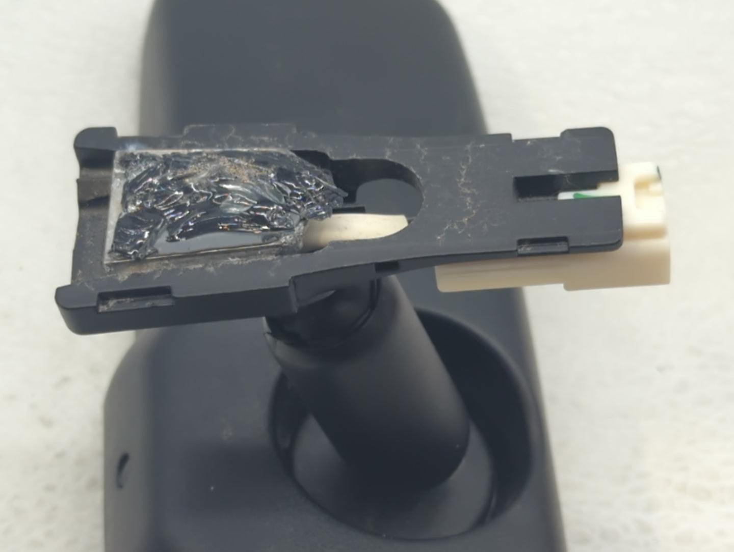 2013 Cadillac Srx Interior Rear View Mirror Replacement OEM P/N:E11 026539 E11026150, E11015322 Fits OEM Used Auto Parts - Oemusedautoparts1.com
