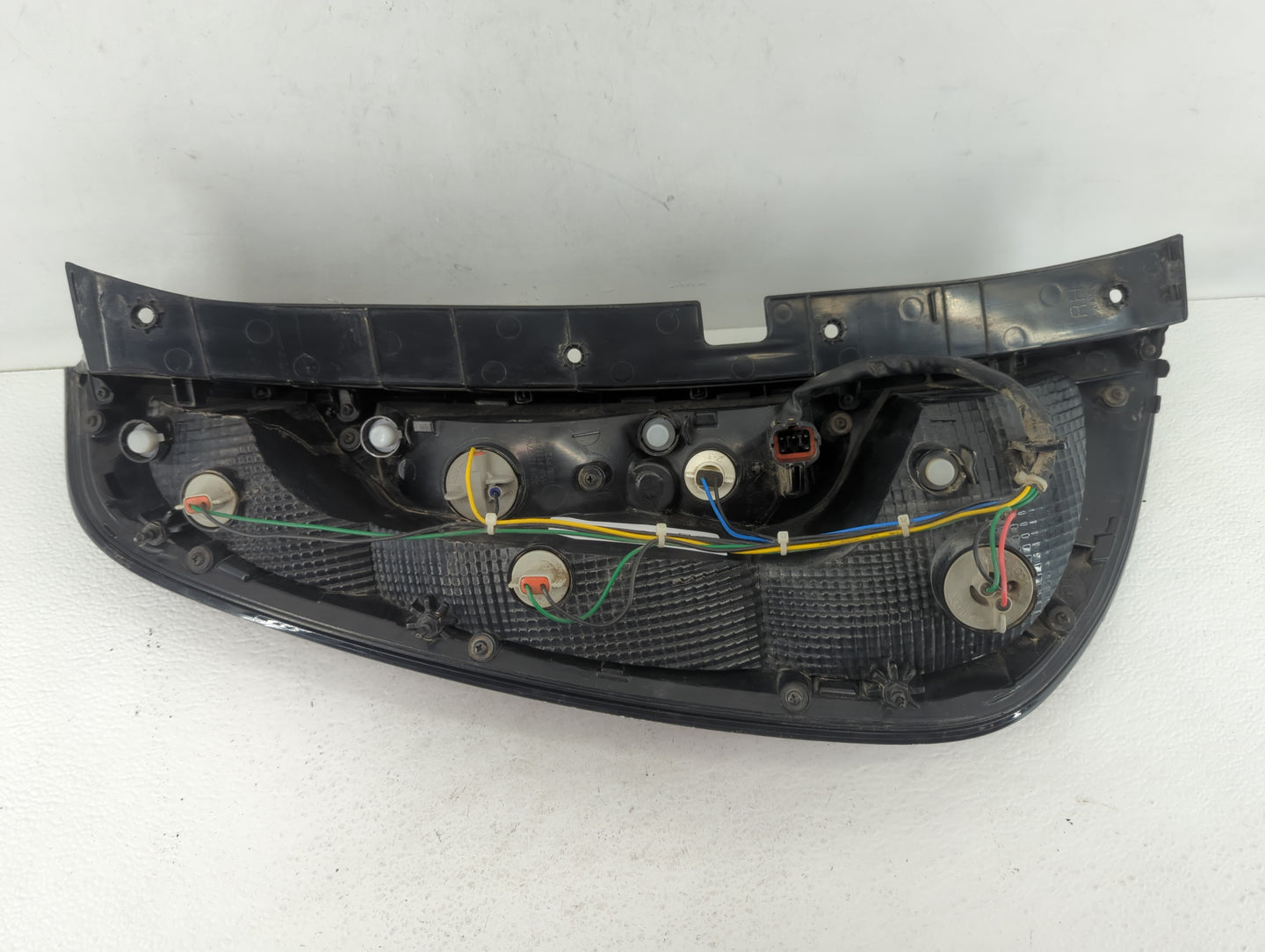 2014-2019 Kia Soul Tail Light Assembly Passenger Right OEM P/N:92420-B2 Fits 2014 2015 2016 2017 2018 2019 OEM Used Auto Parts - Oemusedautoparts1.com