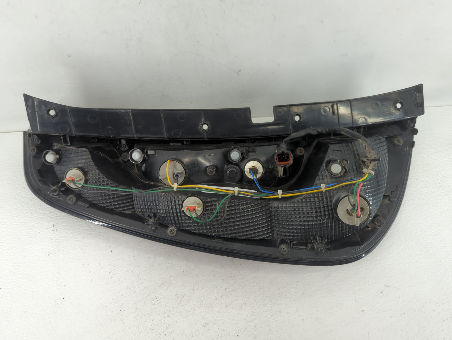 2014-2019 Kia Soul Tail Light Assembly Passenger Right OEM P/N:92420-B2 Fits 2014 2015 2016 2017 2018 2019 OEM Used Auto Parts - Oemusedautoparts1.com