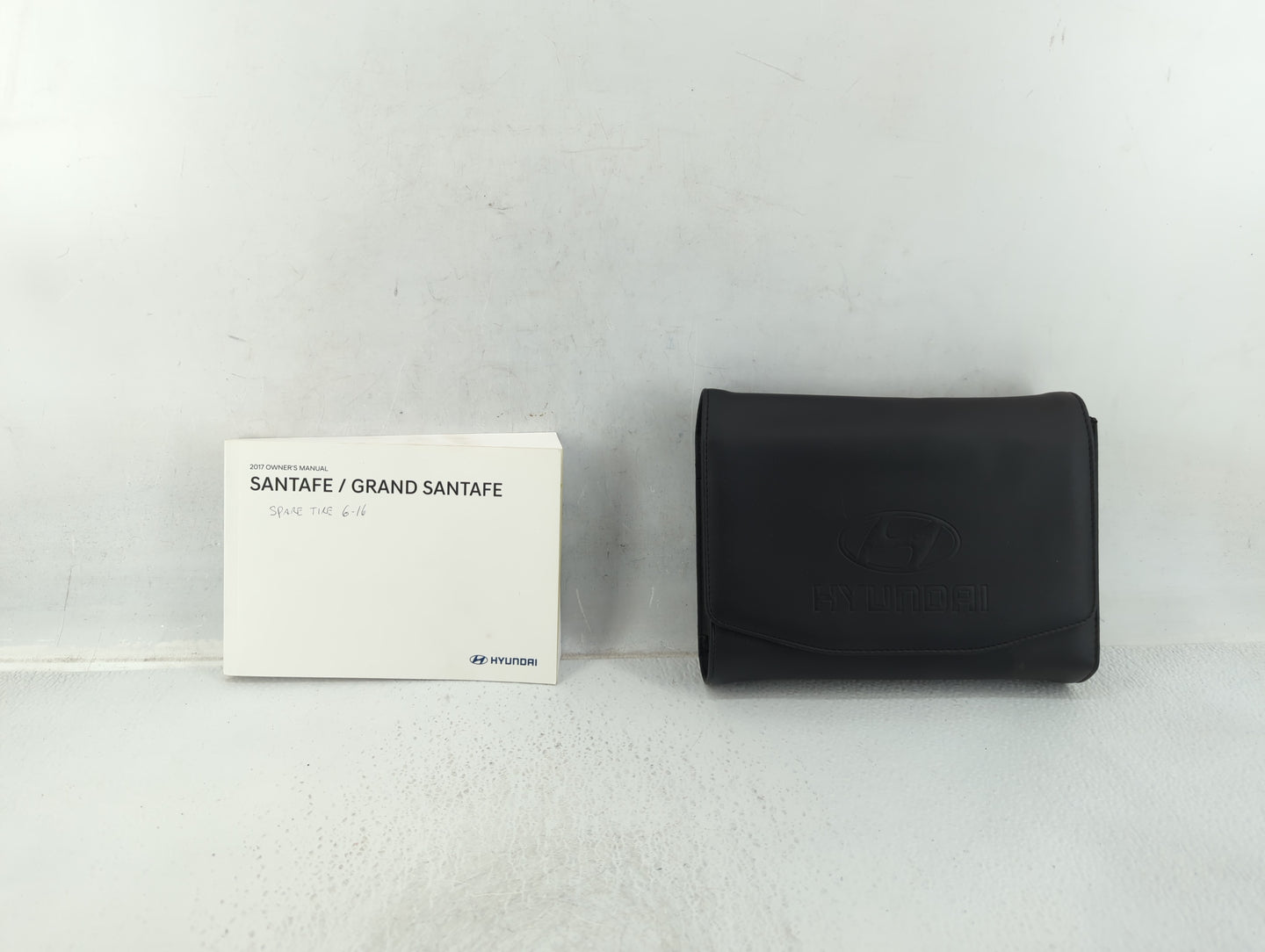 2017 Hyundai Santa Fe Owners Manual Book Guide P/N:HB80-EU69F OEM Used Auto Parts - Oemusedautoparts1.com