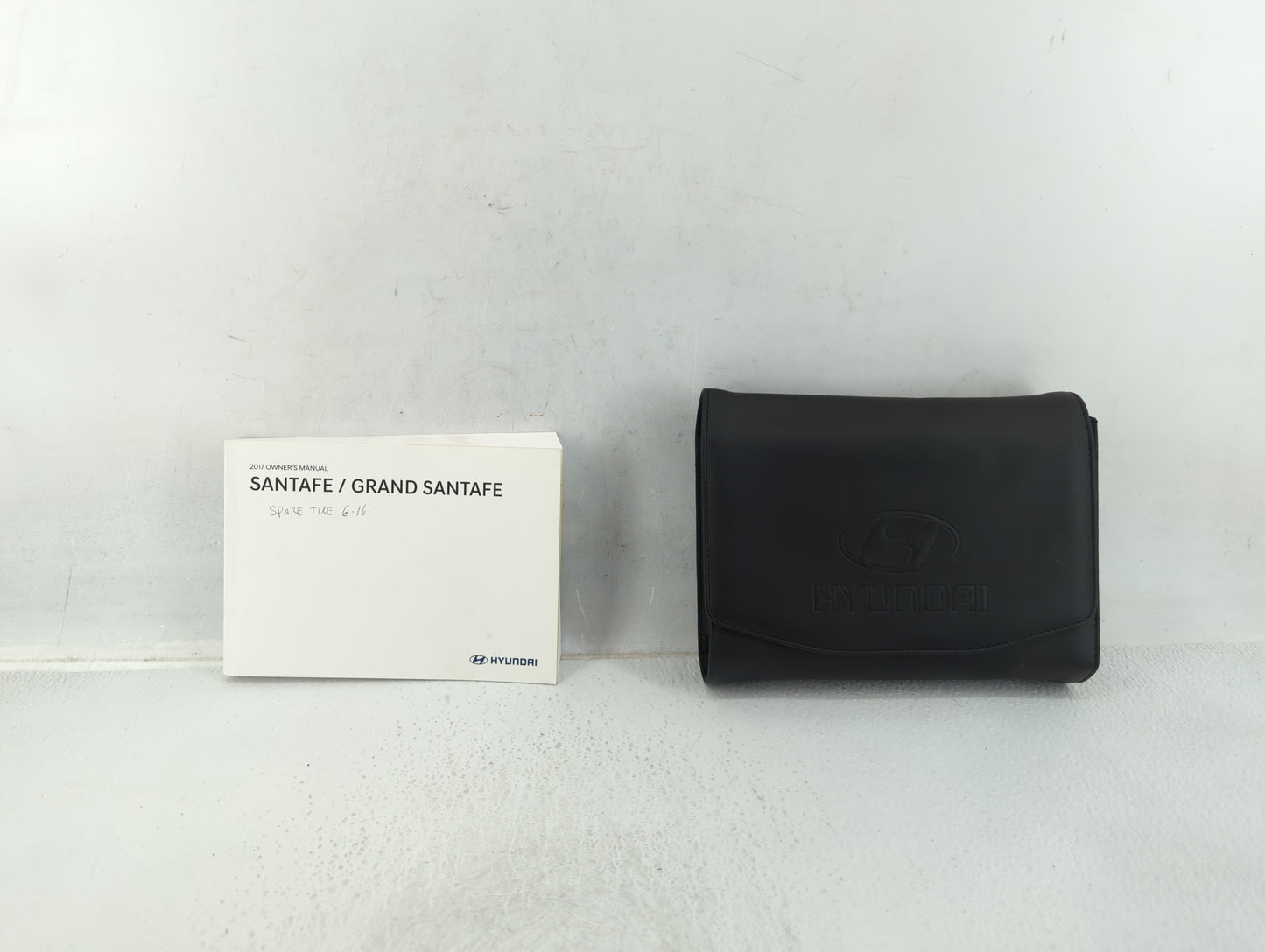 2017 Hyundai Santa Fe Owners Manual Book Guide P/N:HB80-EU69F OEM Used Auto Parts - Oemusedautoparts1.com