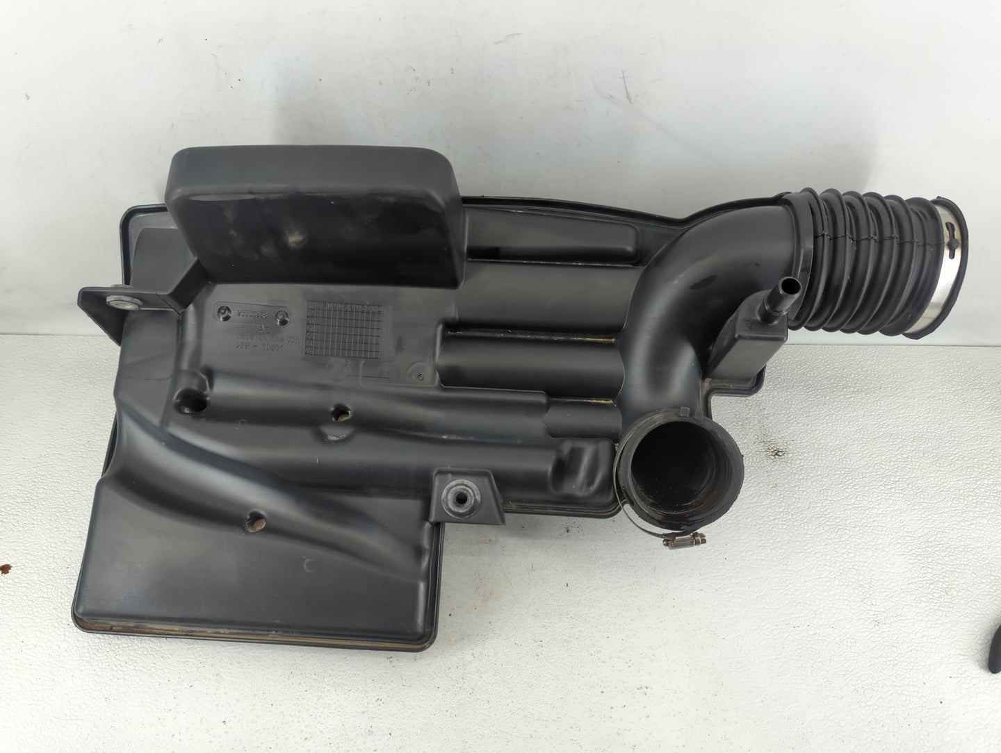 2016 Chevrolet Colorado Engine Cover - Oemusedautoparts1.com