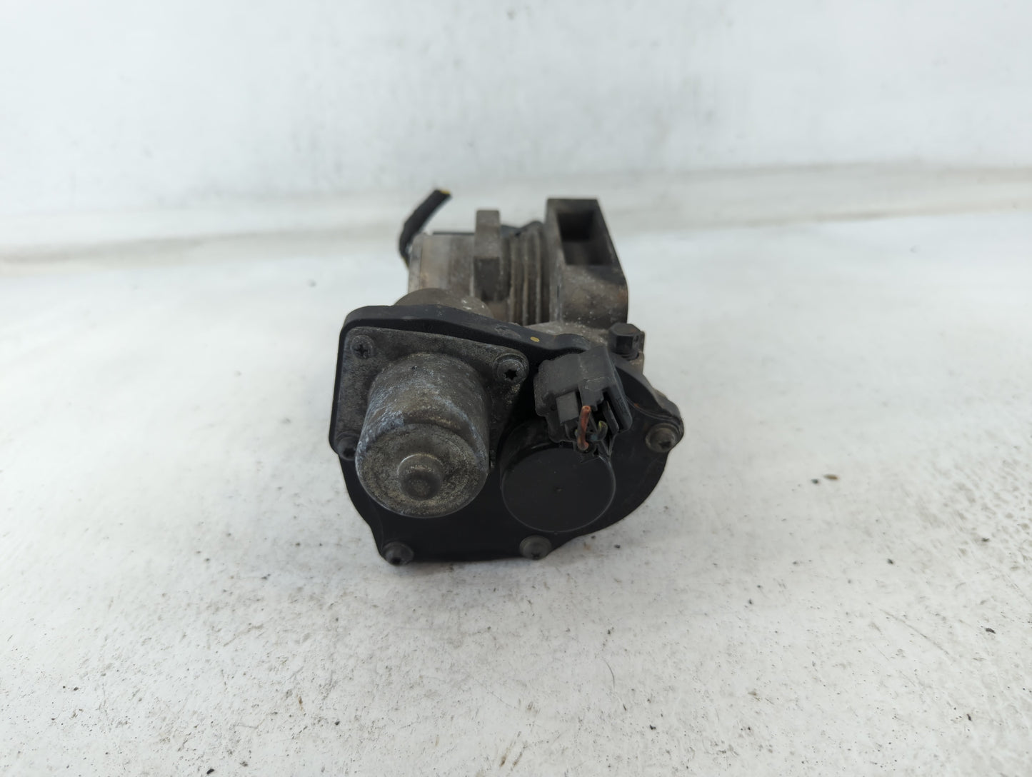 2004-2006 Ford F-150 Throttle Body P/N:090905 2 3L5E-AE Fits Fits 2004 2005 2006 2007 2008 2009 2010 2011 2012 2013 2014 2015 2016 OEM Used Auto Parts - Oemusedautoparts1.com
