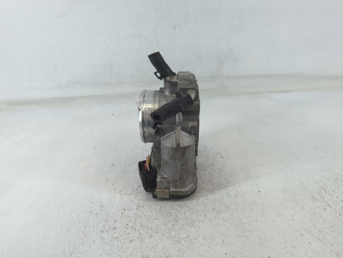 2011-2015 Hyundai Sonata Throttle Body P/N:35100-2G800 Fits Fits 2011 2012 2013 2014 2015 2016 OEM Used Auto Parts - Oemusedautoparts1.com