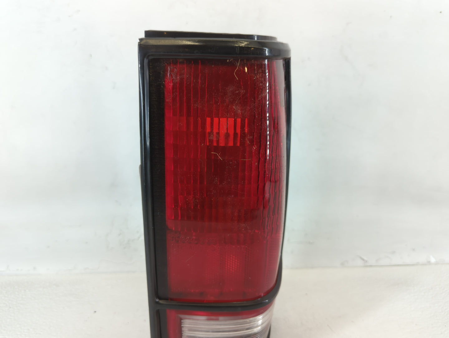 1994 Gmc S15 Tail Light Assembly Passenger Right OEM P/N:5973320 5973319, SAE AIRST 3 85 DOT TAIWAN, TYC 11-I324-IB Fits OEM Used Auto Parts - Oemusedautoparts1.com