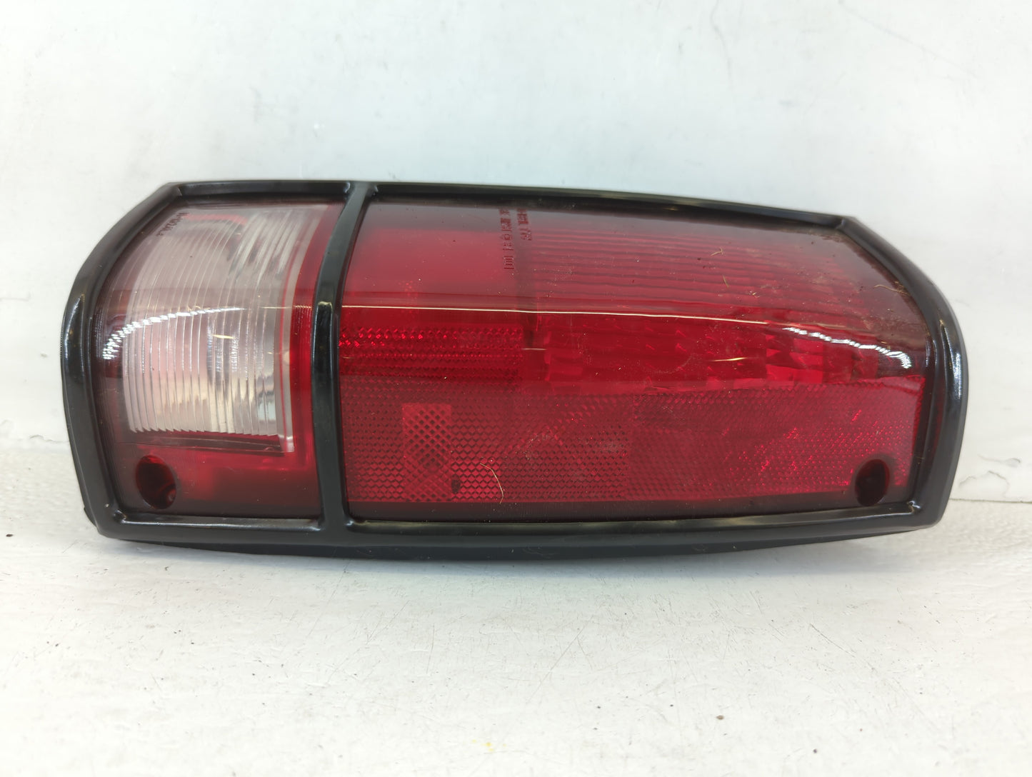 1994 Gmc S15 Tail Light Assembly Passenger Right OEM P/N:5973320 5973319, SAE AIRST 3 85 DOT TAIWAN, TYC 11-I324-IB Fits OEM Used Auto Parts - Oemusedautoparts1.com
