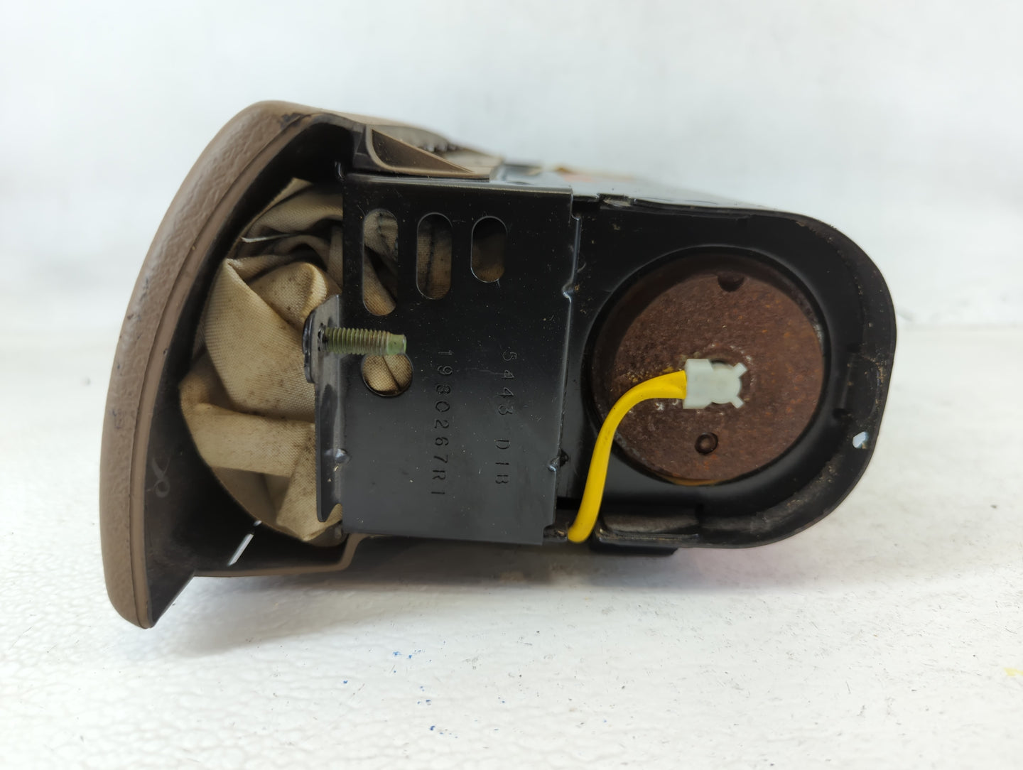 2002-2004 Gmc Envoy Xl Air Bag Driver Left Steering Wheel Mounted Fits Fits 2002 2003 2004 OEM Used Auto Parts - Oemusedautoparts1.com