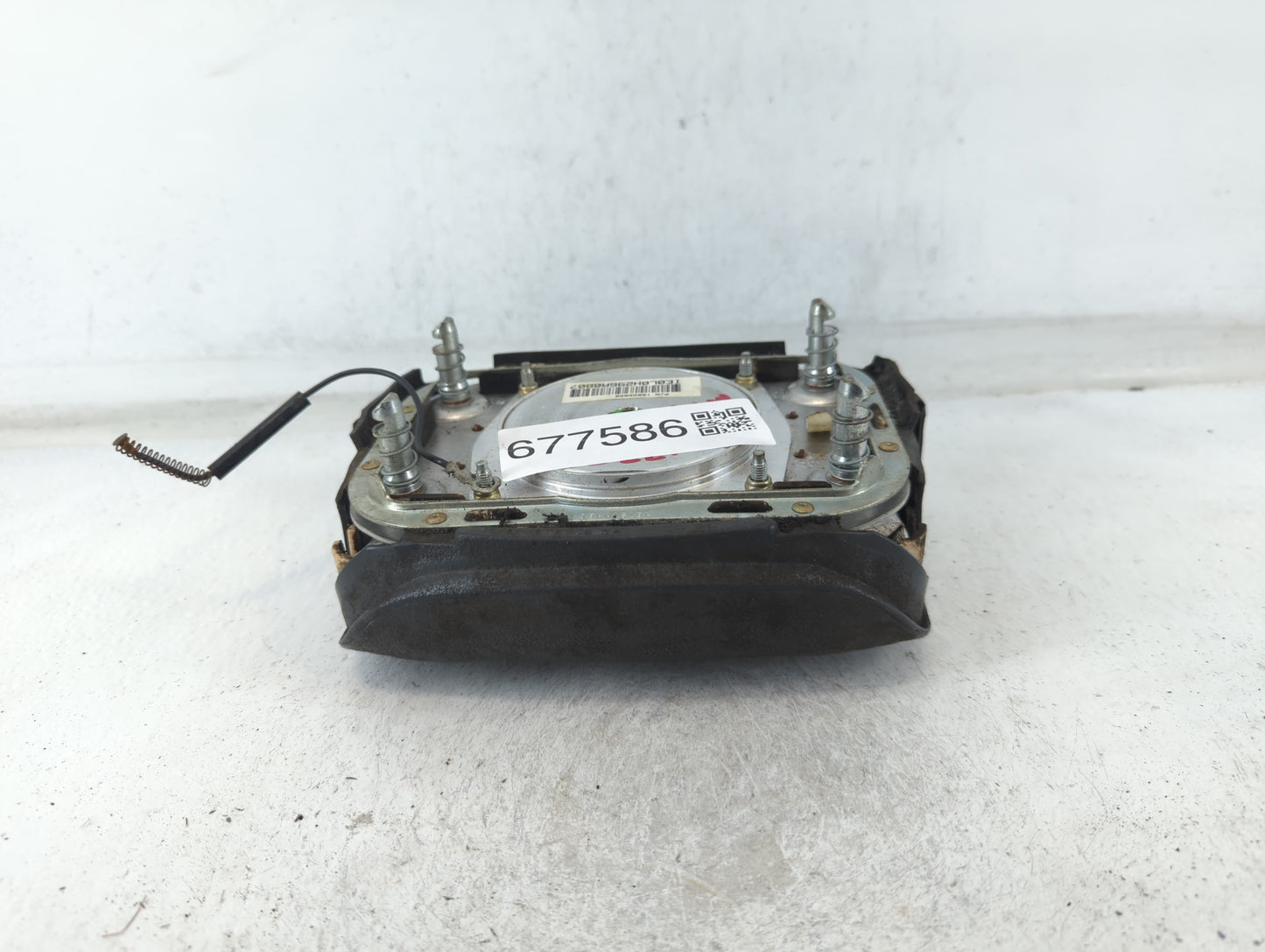 2006 Pontiac Firebird Air Bag Driver Left Steering Wheel Mounted P/N:16822658 Fits OEM Used Auto Parts - Oemusedautoparts1.com