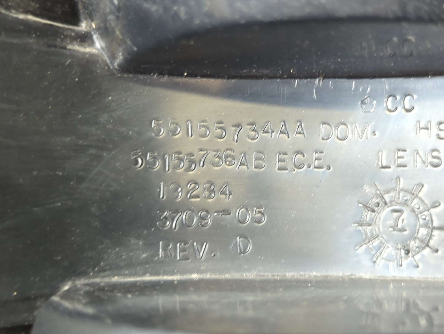 1993-1998 Jeep Grand Cherokee Tail Light Assembly Passenger Right OEM P/N:55155736AB 55155734AA Fits OEM Used Auto Parts - Oemusedautoparts1.com