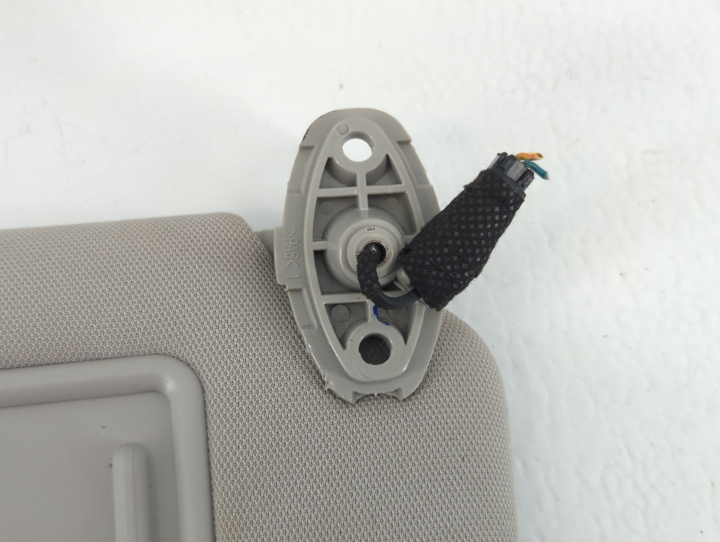 2016-2020 Kia Sorento Sun Visor Shade Replacement Passenger Right Mirror Fits Fits 2016 2017 2018 2019 2020 OEM Used Auto Parts - Oemusedautoparts1.com