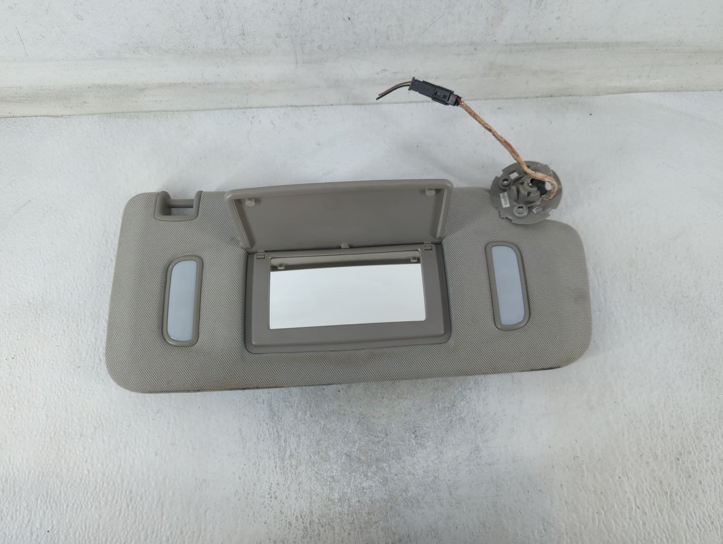 2013-2014 Chevrolet Trax Sun Visor Shade Replacement Passenger Right Mirror Fits Fits 2013 2014 OEM Used Auto Parts - Oemusedautoparts1.com