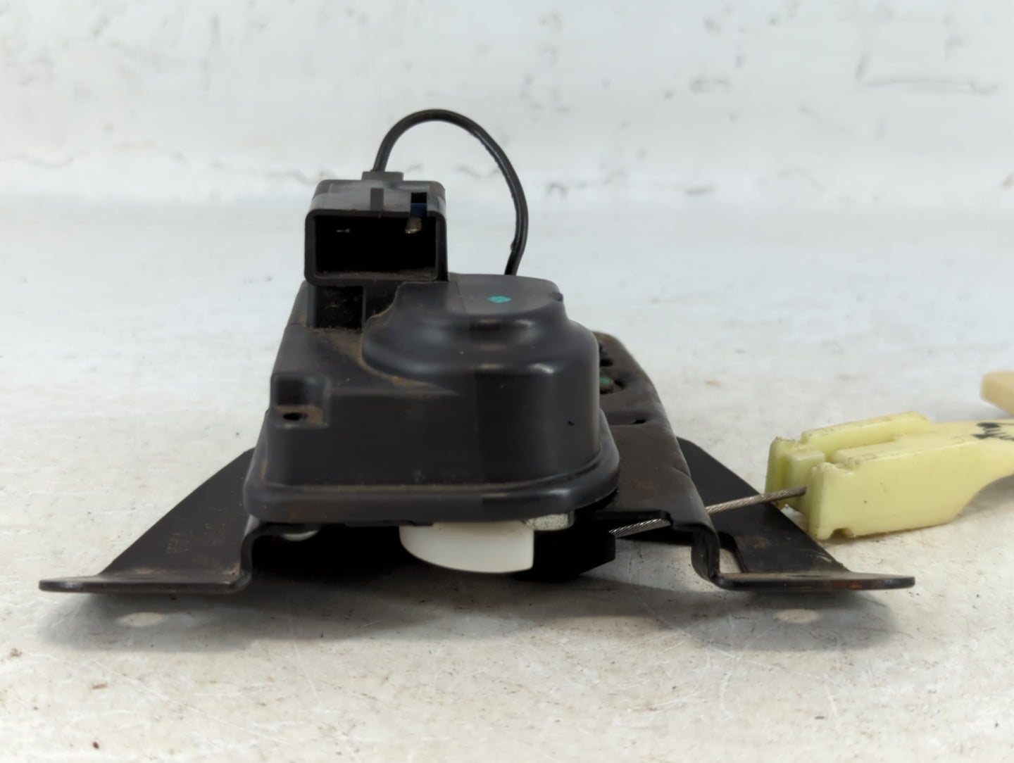 2008 Chrysler Sebring Front Right Passenger Lock Actuator - Oemusedautoparts1.com