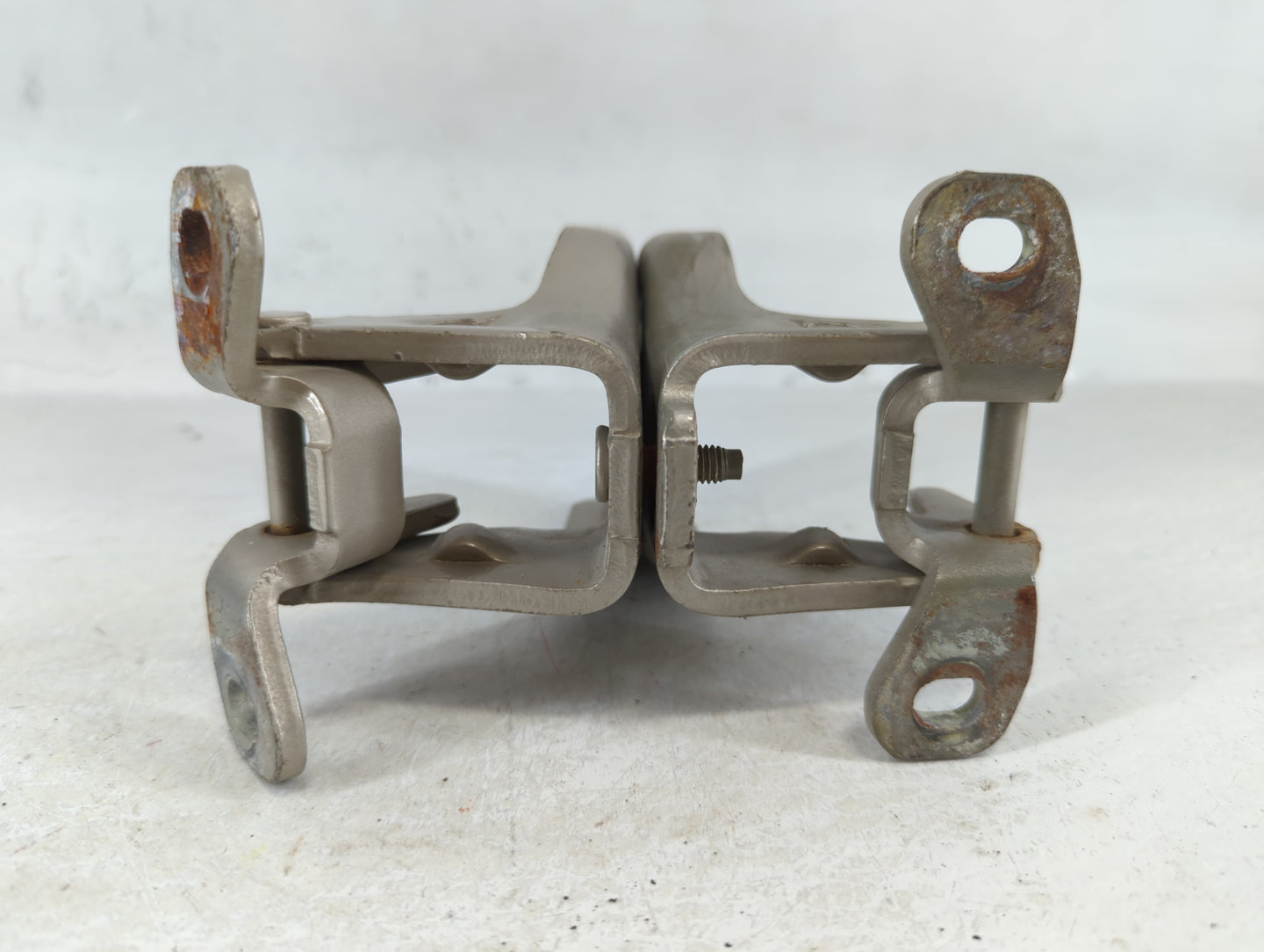 2005 Ford F-350 Super Duty Driver Left Hood Hinge - Oemusedautoparts1.com