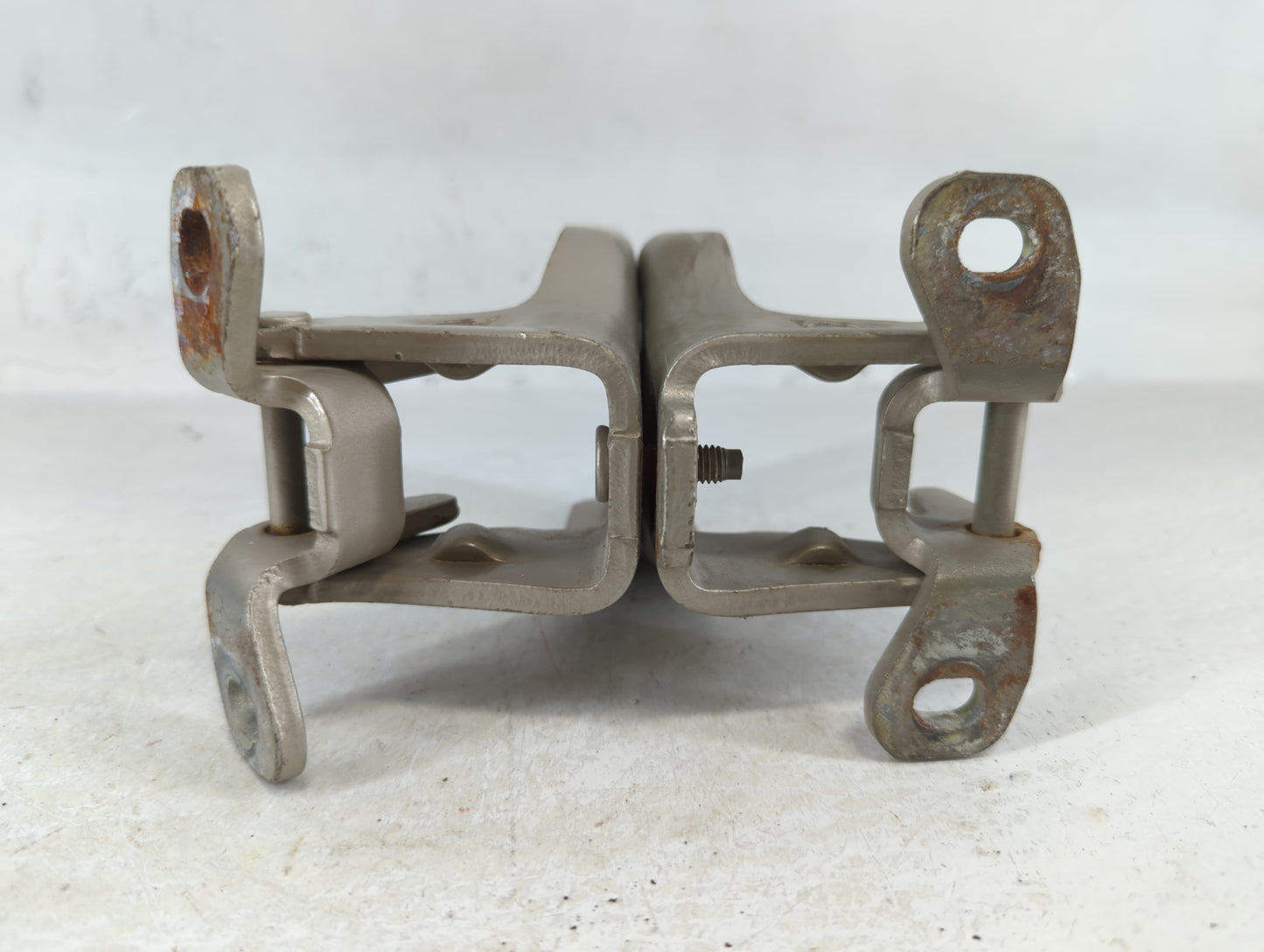 2005 Ford F-350 Super Duty Driver Left Hood Hinge - Oemusedautoparts1.com