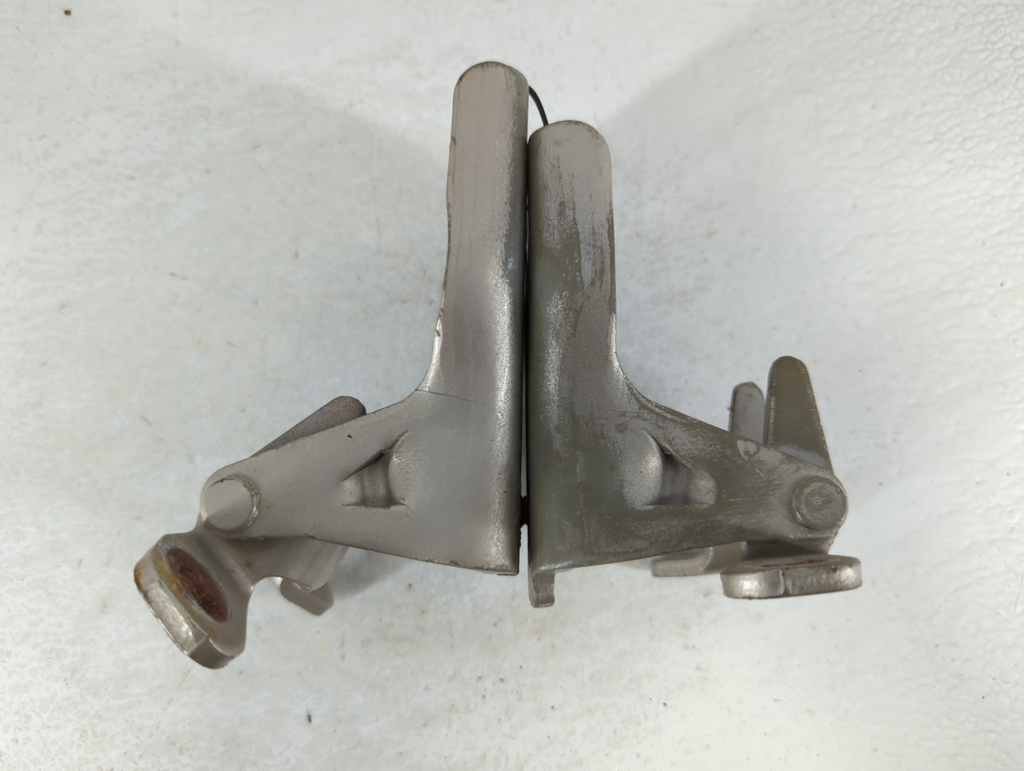 2005 Ford F-350 Super Duty Driver Left Hood Hinge - Oemusedautoparts1.com