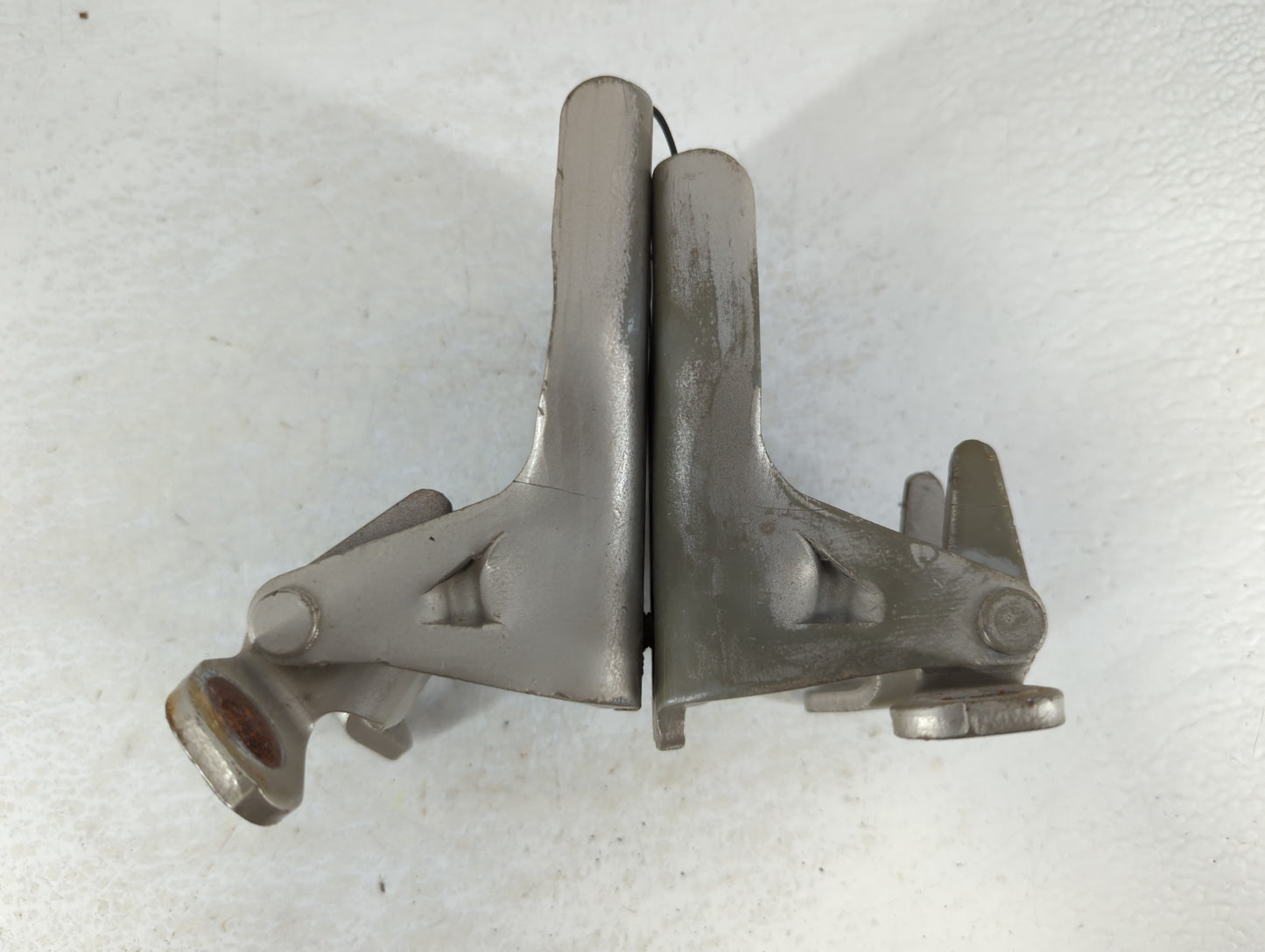 2005 Ford F-350 Super Duty Driver Left Hood Hinge - Oemusedautoparts1.com