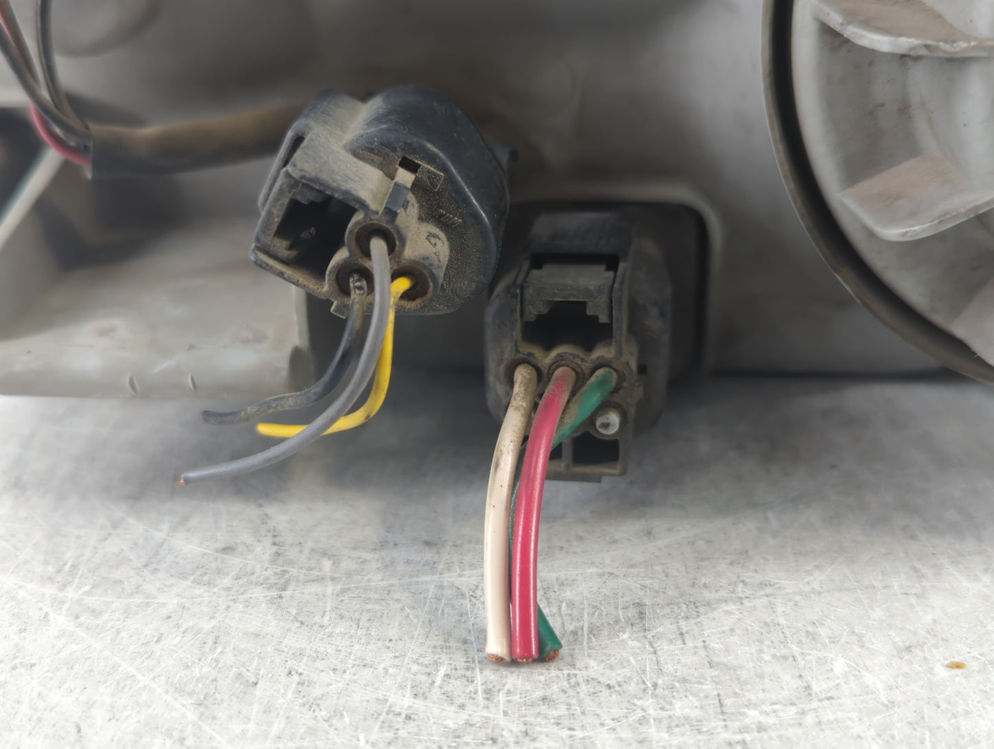 2001-2004 Hyundai Santa Fe Tail Light Assembly Passenger Right OEM Fits Fits 2001 2002 2003 2004 OEM Used Auto Parts - Oemusedautoparts1.com