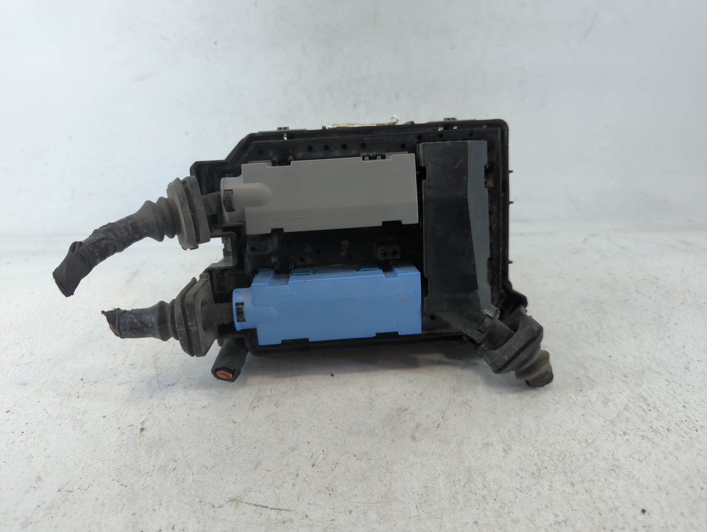 2020-2021 Buick Encore Gx Fusebox Fuse Box Panel Relay Module P/N:30959L Fits Fits 2020 2021 2022 OEM Used Auto Parts - Oemusedautoparts1.com