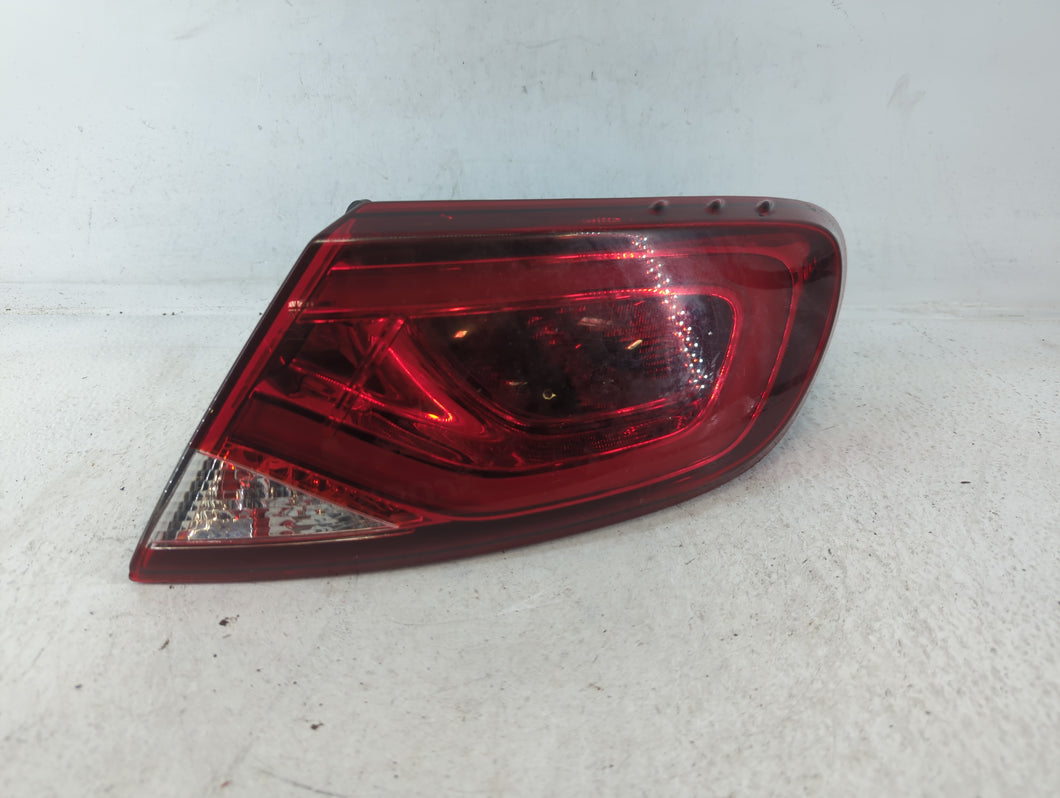 2015-2016 Chrysler 200 Tail Light Assembly Passenger Right OEM P/N:BDM92402000 Fits Fits 2015 2016 OEM Used Auto Parts