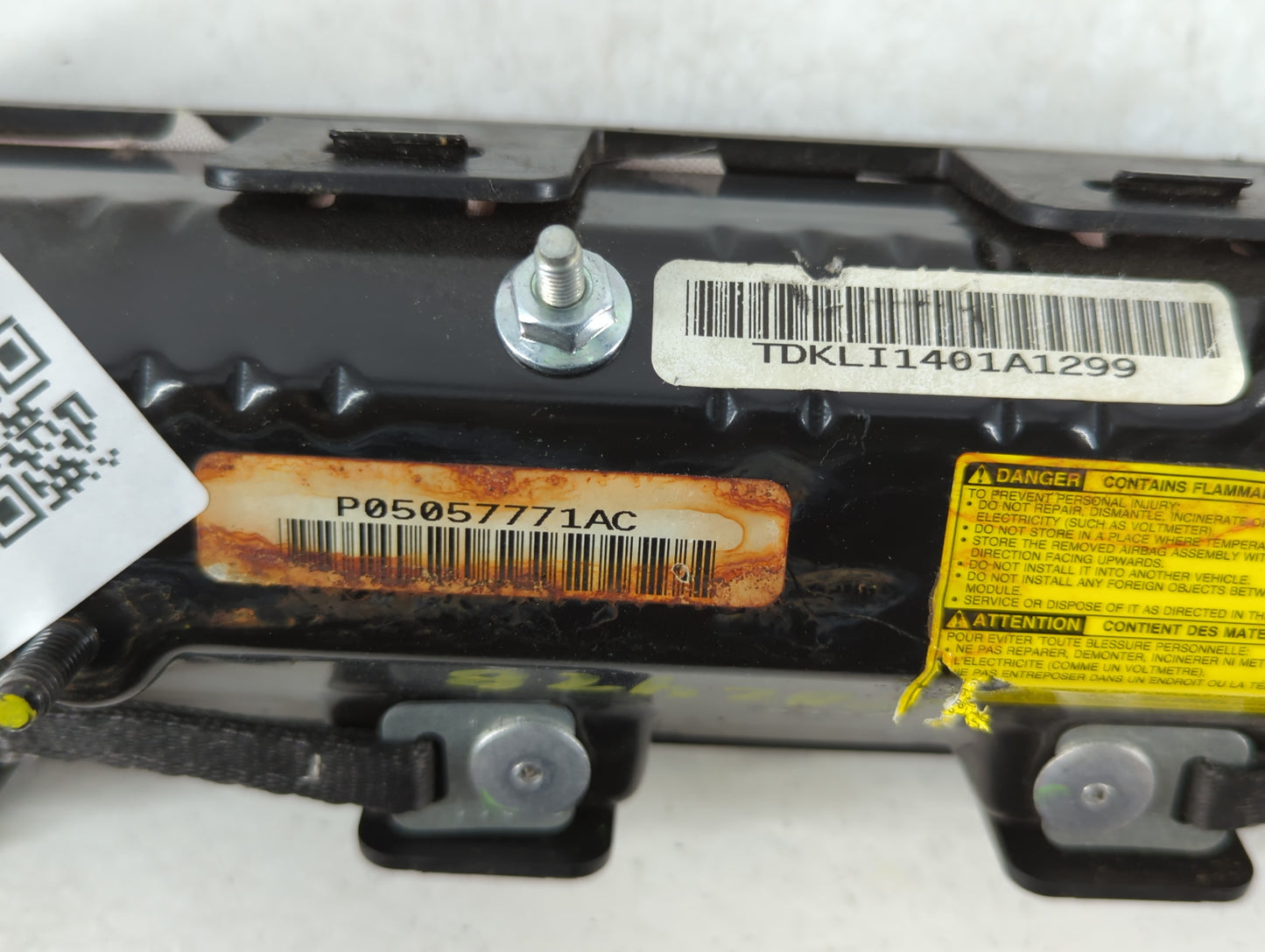 2011 Chrysler Town & Country Air Bag Driver Left Steering Wheel Mounted P/N:P05057771AC Fits OEM Used Auto Parts - Oemusedautoparts1.com