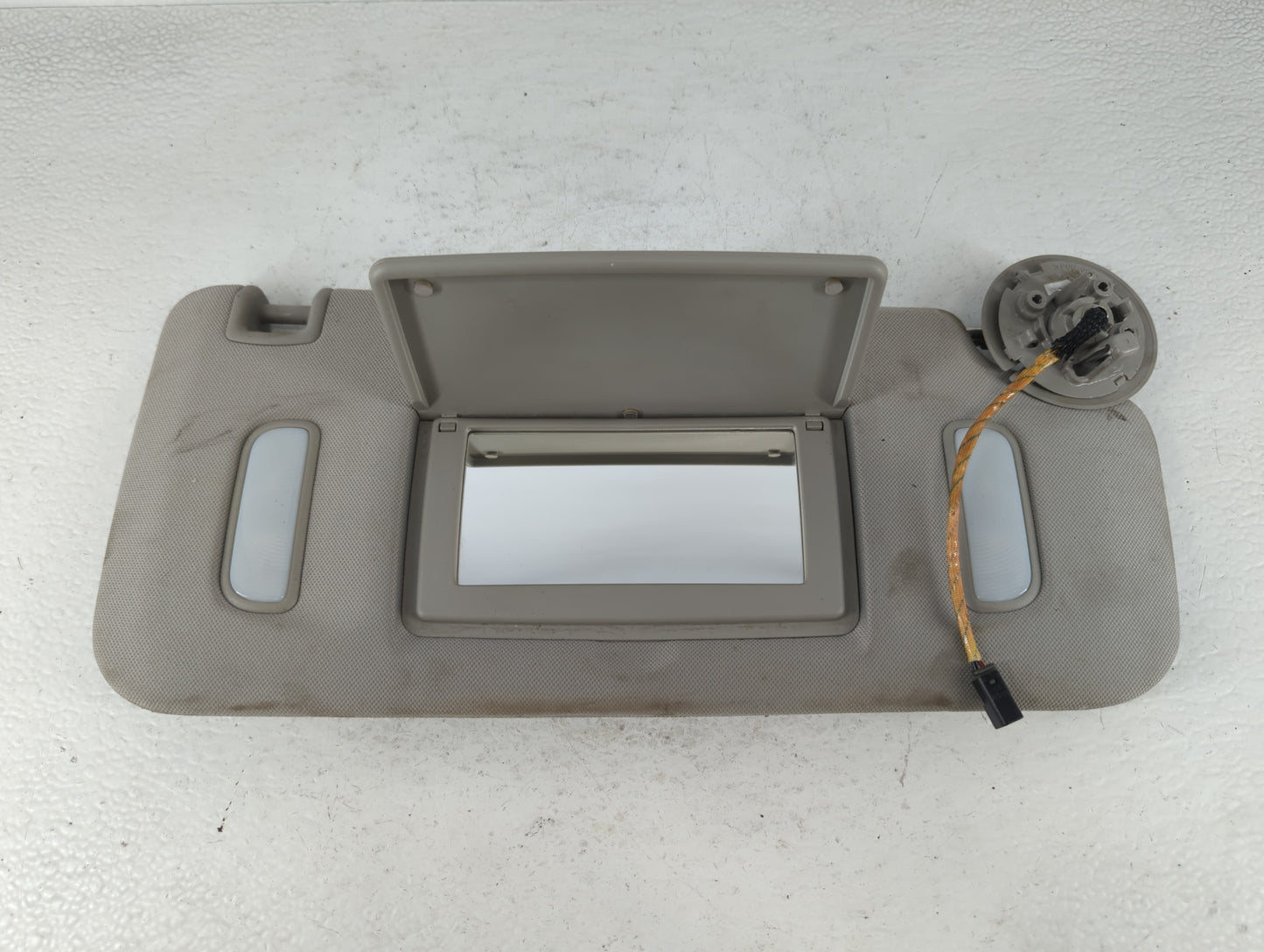 2010 Chevrolet Traverse Sun Visor Shade Replacement Passenger Right Mirror Fits OEM Used Auto Parts - Oemusedautoparts1.com
