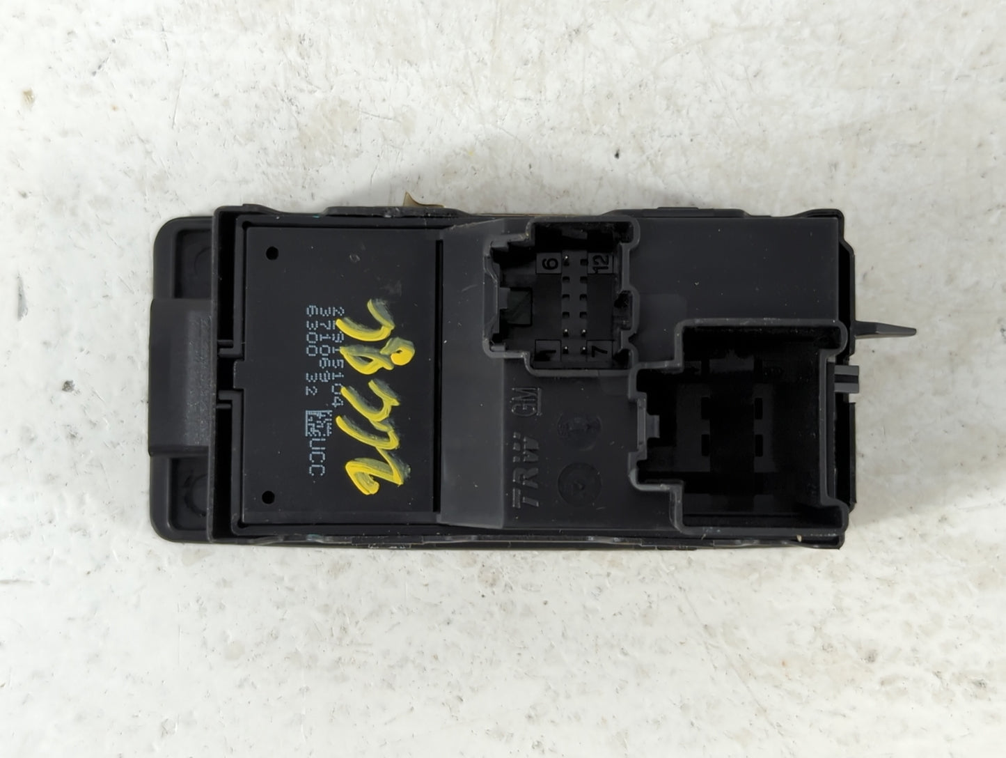 2015-2017 Buick Regal Passenger Right Power Window Switch 22985065 - Oemusedautoparts1.com