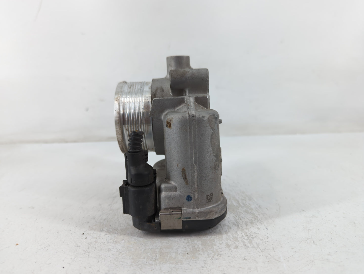 2014-2017 Volkswagen Beetle Throttle Body P/N:06K 133 062 AA Fits Fits 2014 2015 2016 2017 OEM Used Auto Parts - Oemusedautoparts1.com