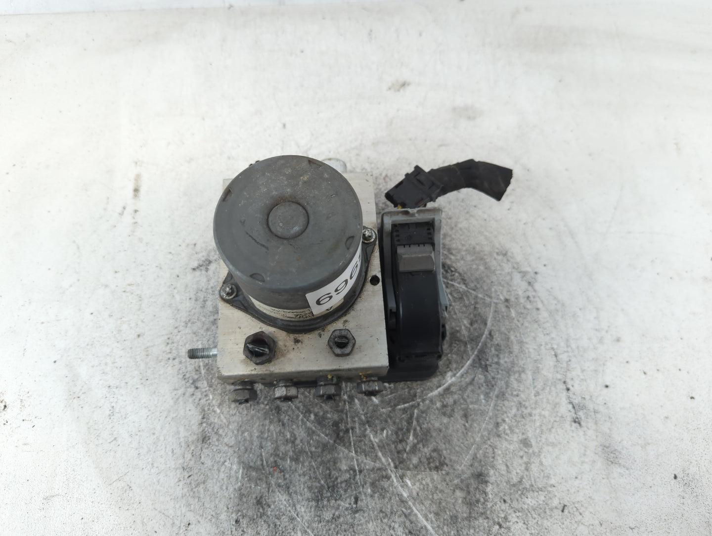 2018-2021 Ford Expedition ABS Pump Control Module Replacement P/N:2B373-AA Fits Fits 2018 2019 2020 2021 OEM Used Auto Parts - Oemusedautoparts1.com