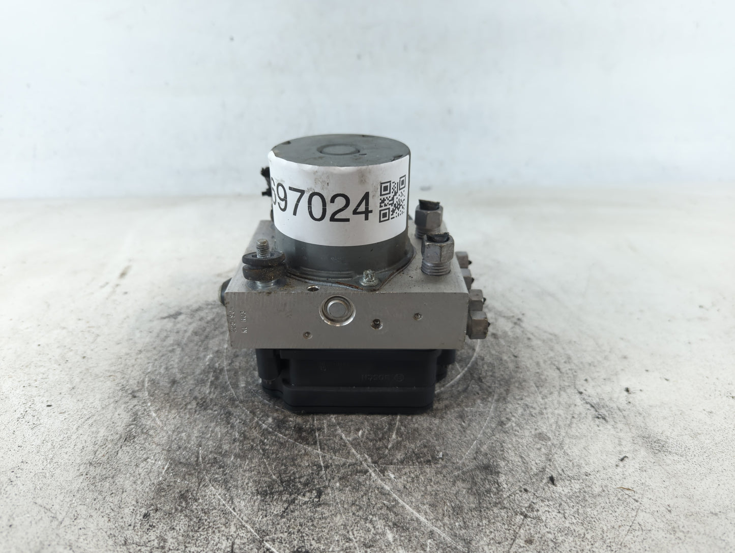 2017-2018 Chrysler Pacifica ABS Pump Control Module Replacement P/N:P68222745AG Fits Fits 2017 2018 OEM Used Auto Parts - Oemusedautoparts1.com