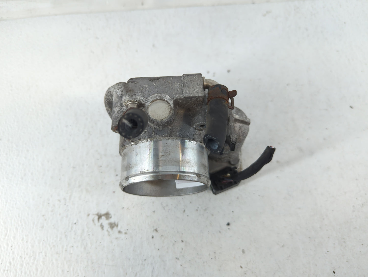 2011-2014 Hyundai Sonata Throttle Body P/N:35100-2G700 Fits Fits 2011 2012 2013 2014 2015 2016 OEM Used Auto Parts - Oemusedautoparts1.com