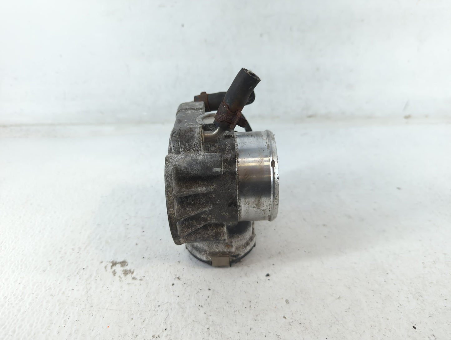 2011-2014 Hyundai Sonata Throttle Body P/N:35100-2G700 Fits Fits 2011 2012 2013 2014 2015 2016 OEM Used Auto Parts - Oemusedautoparts1.com