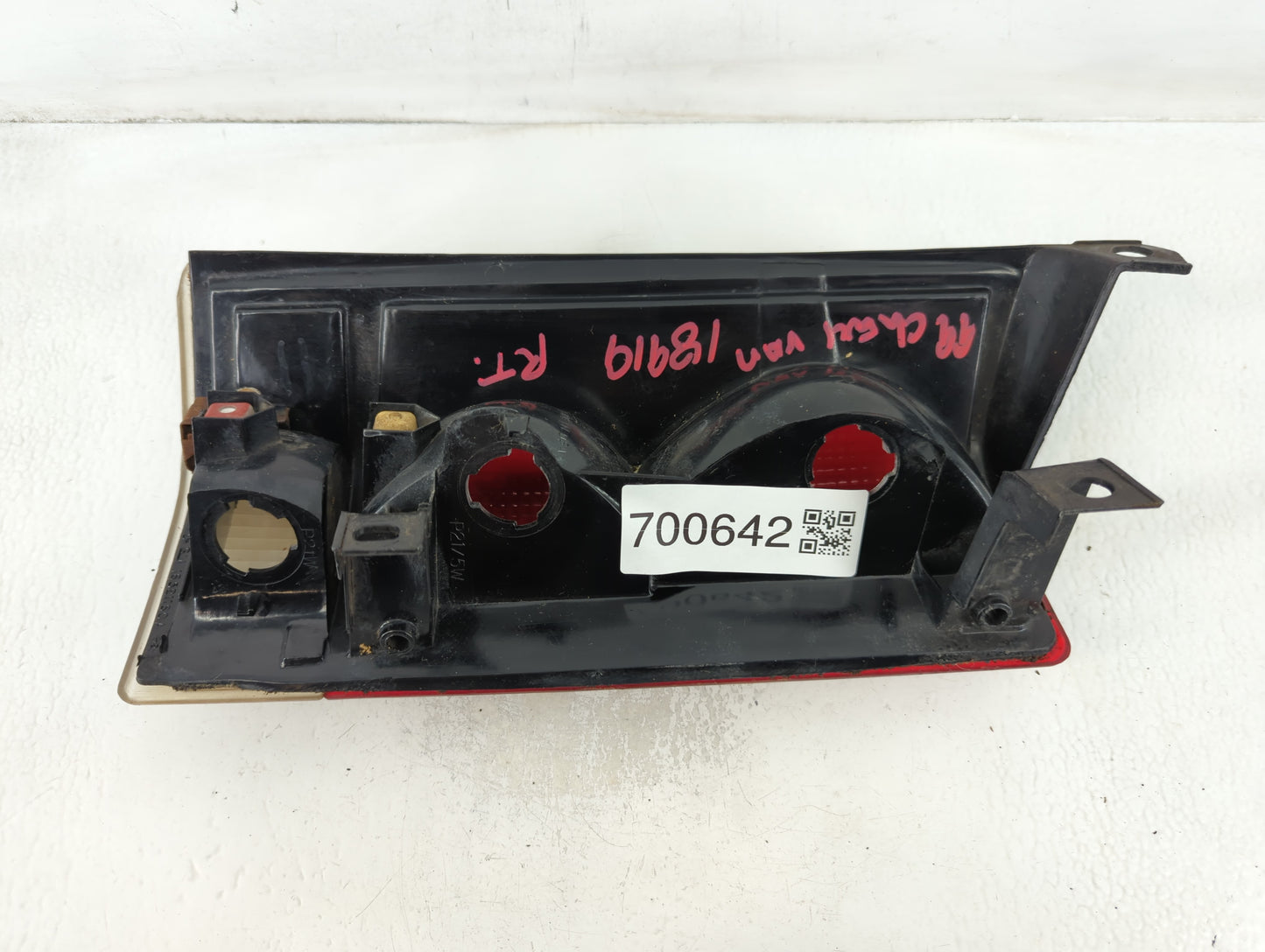 1996-1999 Gmc Savana 1500 Tail Light Assembly Passenger Right OEM P/N:16521160A Fits Fits 1996 1997 1998 1999 OEM Used Auto Parts - Oemusedautoparts1.com