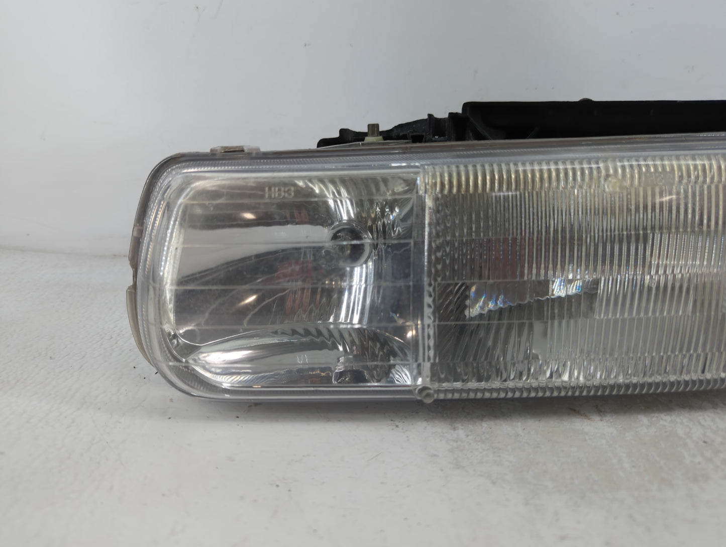 2000 Chevrolet Suburban 1500 Driver Left Oem Head Light Headlight Lamp - Oemusedautoparts1.com
