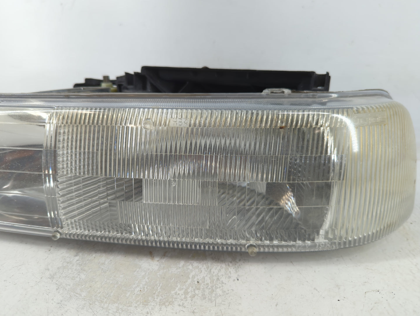 2000 Chevrolet Suburban 1500 Driver Left Oem Head Light Headlight Lamp - Oemusedautoparts1.com