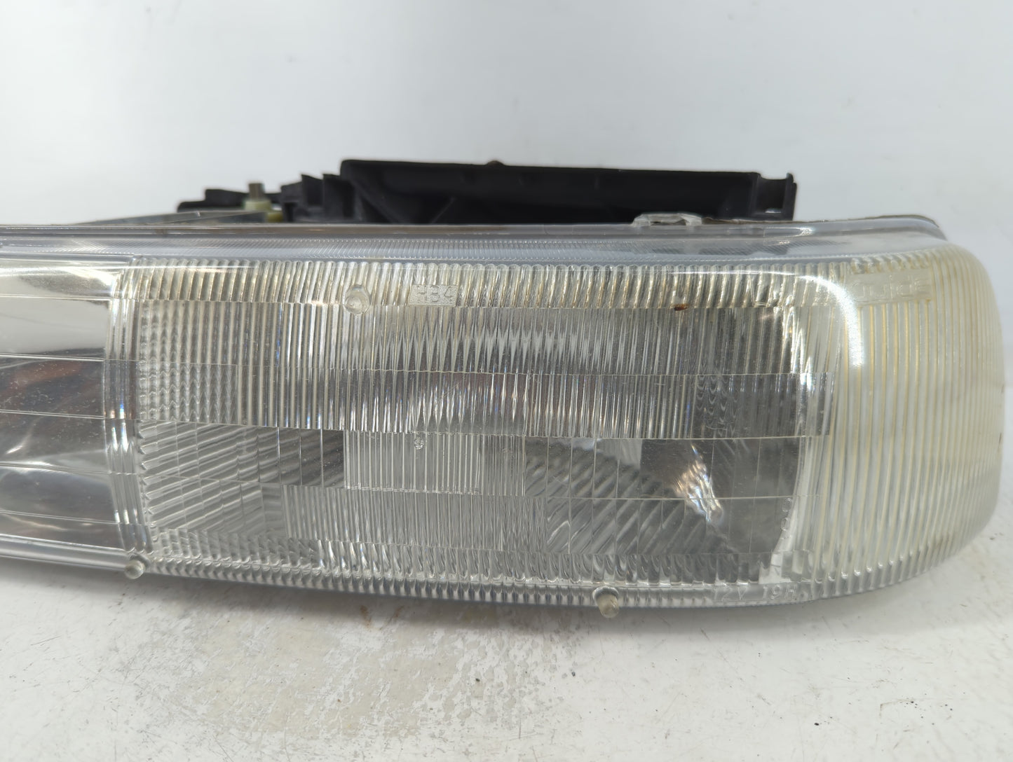 2000 Chevrolet Suburban 1500 Driver Left Oem Head Light Headlight Lamp - Oemusedautoparts1.com