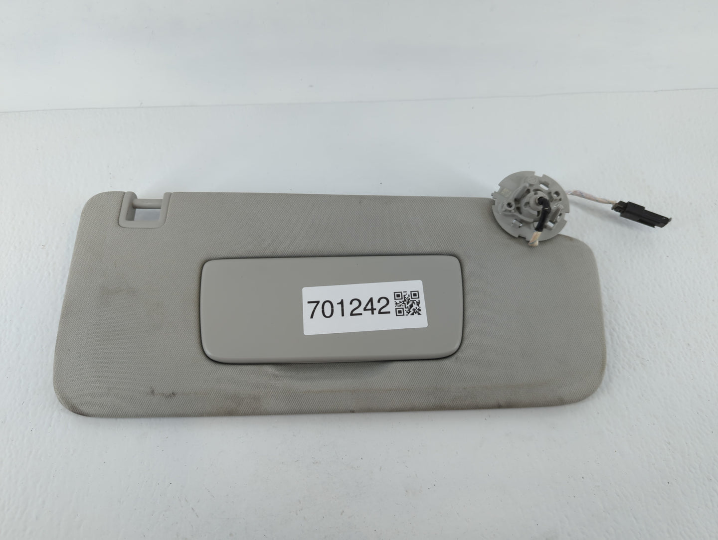 2018-2022 Chevrolet Traverse Sun Visor Shade Replacement Passenger Right Mirror Fits Fits 2018 2019 2020 2021 2022 OEM Used Auto Parts - Oemusedautoparts1.com