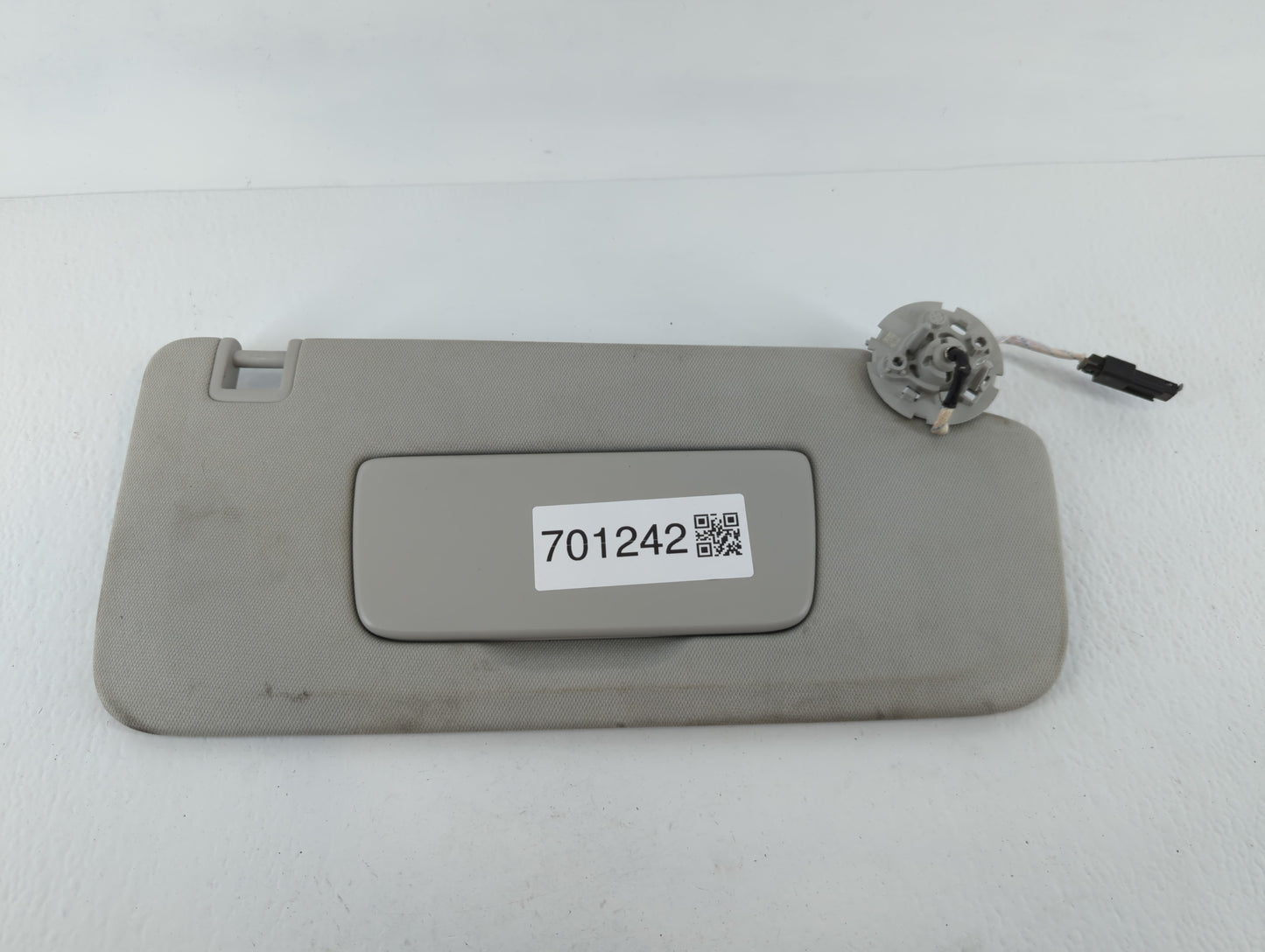 2018-2022 Chevrolet Traverse Sun Visor Shade Replacement Passenger Right Mirror Fits Fits 2018 2019 2020 2021 2022 OEM Used Auto Parts - Oemusedautoparts1.com