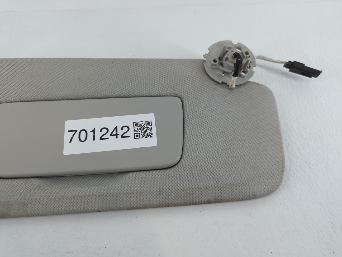 2018-2022 Chevrolet Traverse Sun Visor Shade Replacement Passenger Right Mirror Fits Fits 2018 2019 2020 2021 2022 OEM Used Auto Parts - Oemusedautoparts1.com