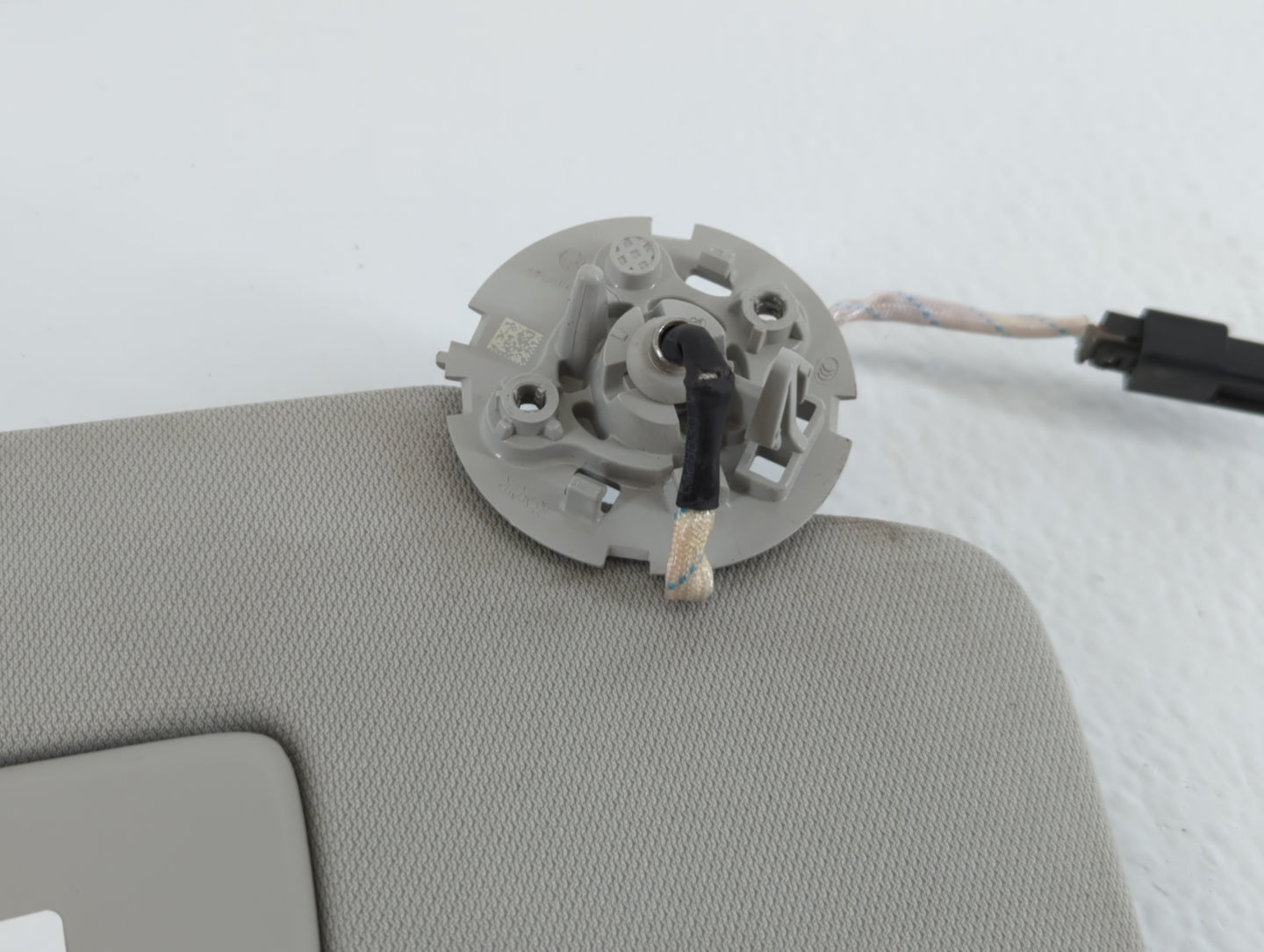 2018-2022 Chevrolet Traverse Sun Visor Shade Replacement Passenger Right Mirror Fits Fits 2018 2019 2020 2021 2022 OEM Used Auto Parts - Oemusedautoparts1.com