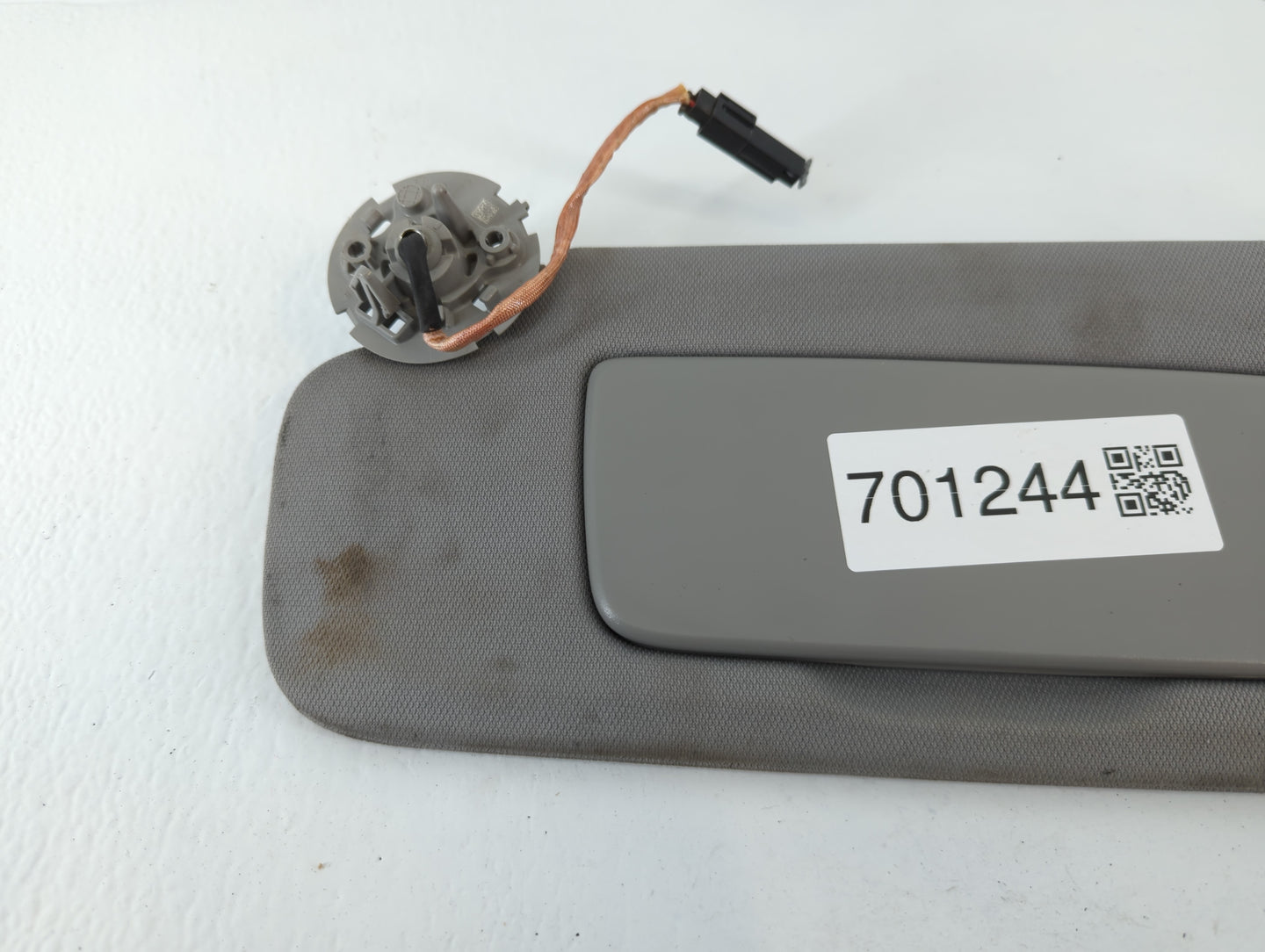 2020-2022 Chevrolet Equinox Sun Visor Shade Replacement Passenger Right Mirror Fits Fits 2020 2021 2022 OEM Used Auto Parts - Oemusedautoparts1.com