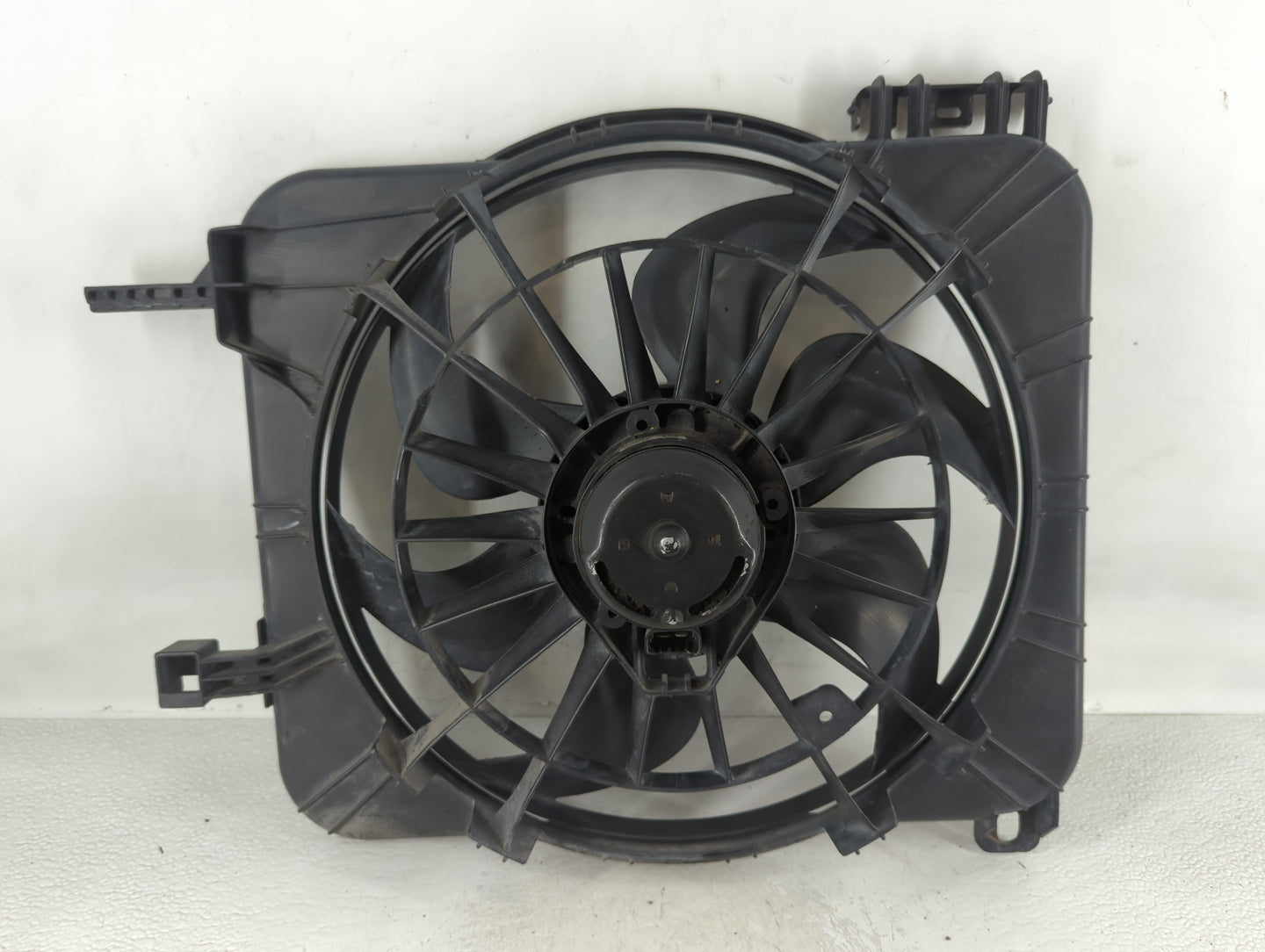2004-2005 Chevrolet Cavalier Left Radiator Fan Motor Assembly - Oemusedautoparts1.com